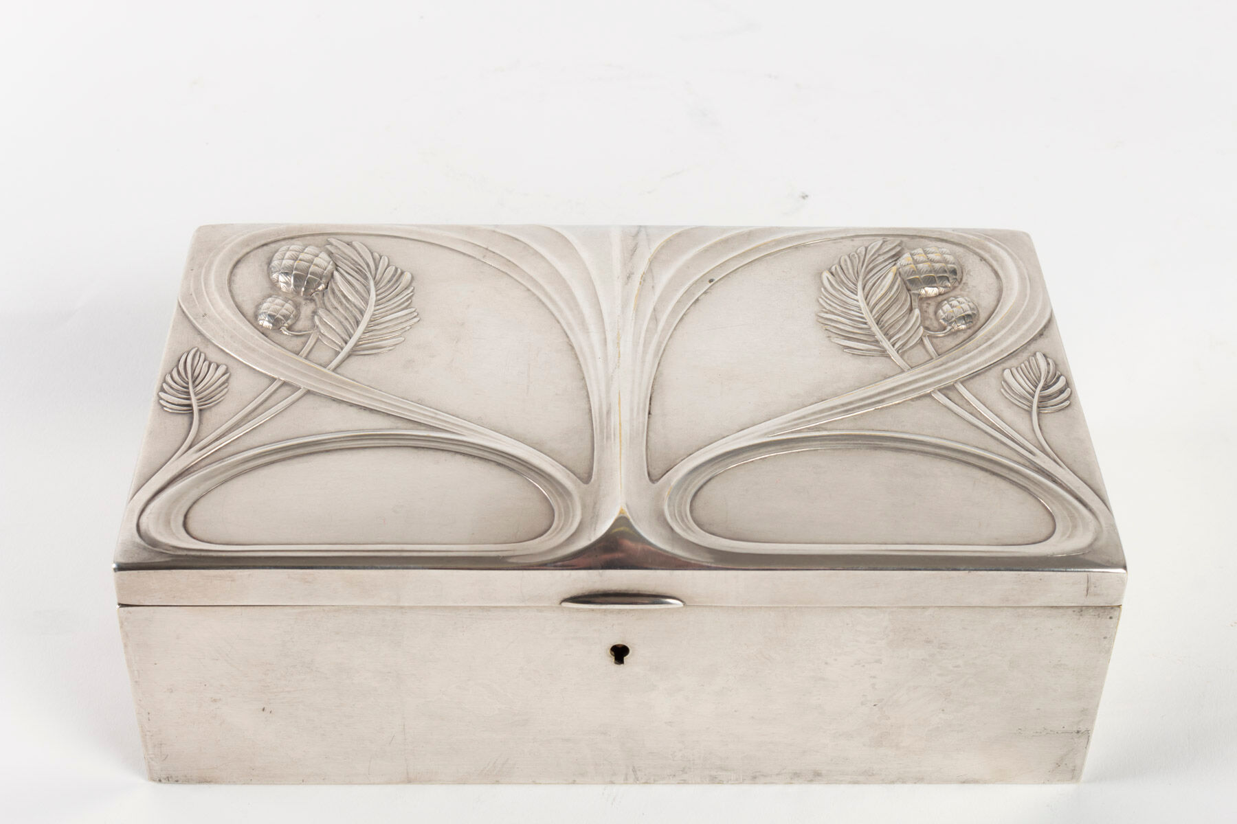 Art nouveau style box in silver metal, interior in satin, 1910
