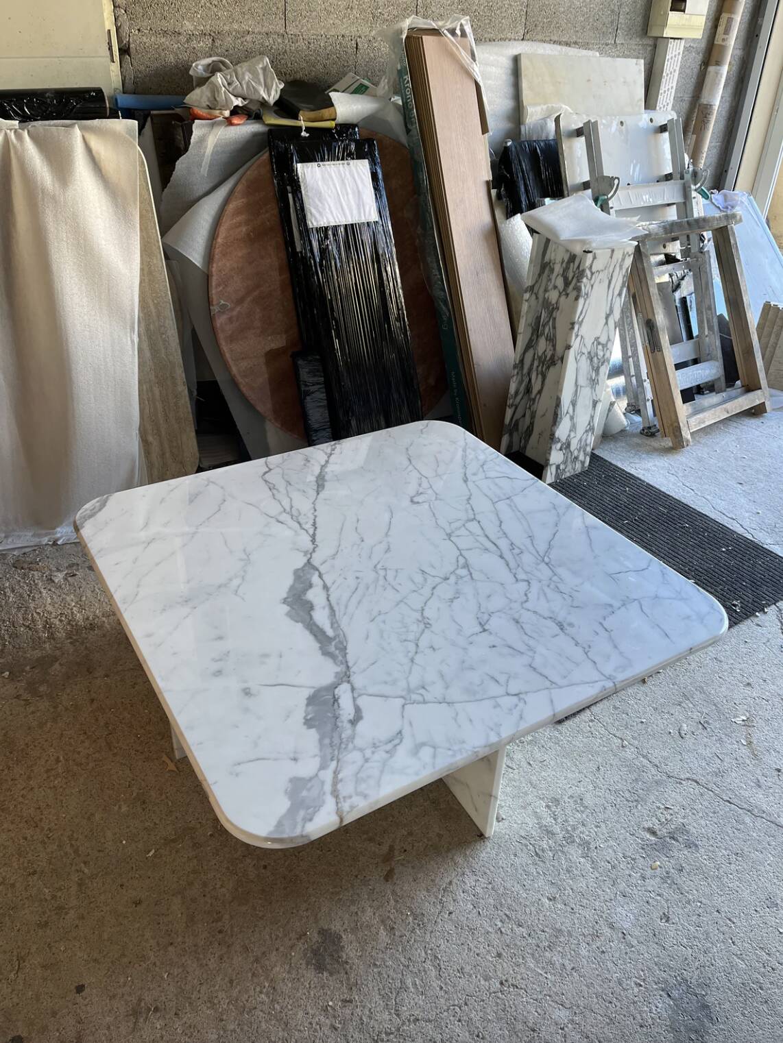Table carrée 100% marbre calacatta