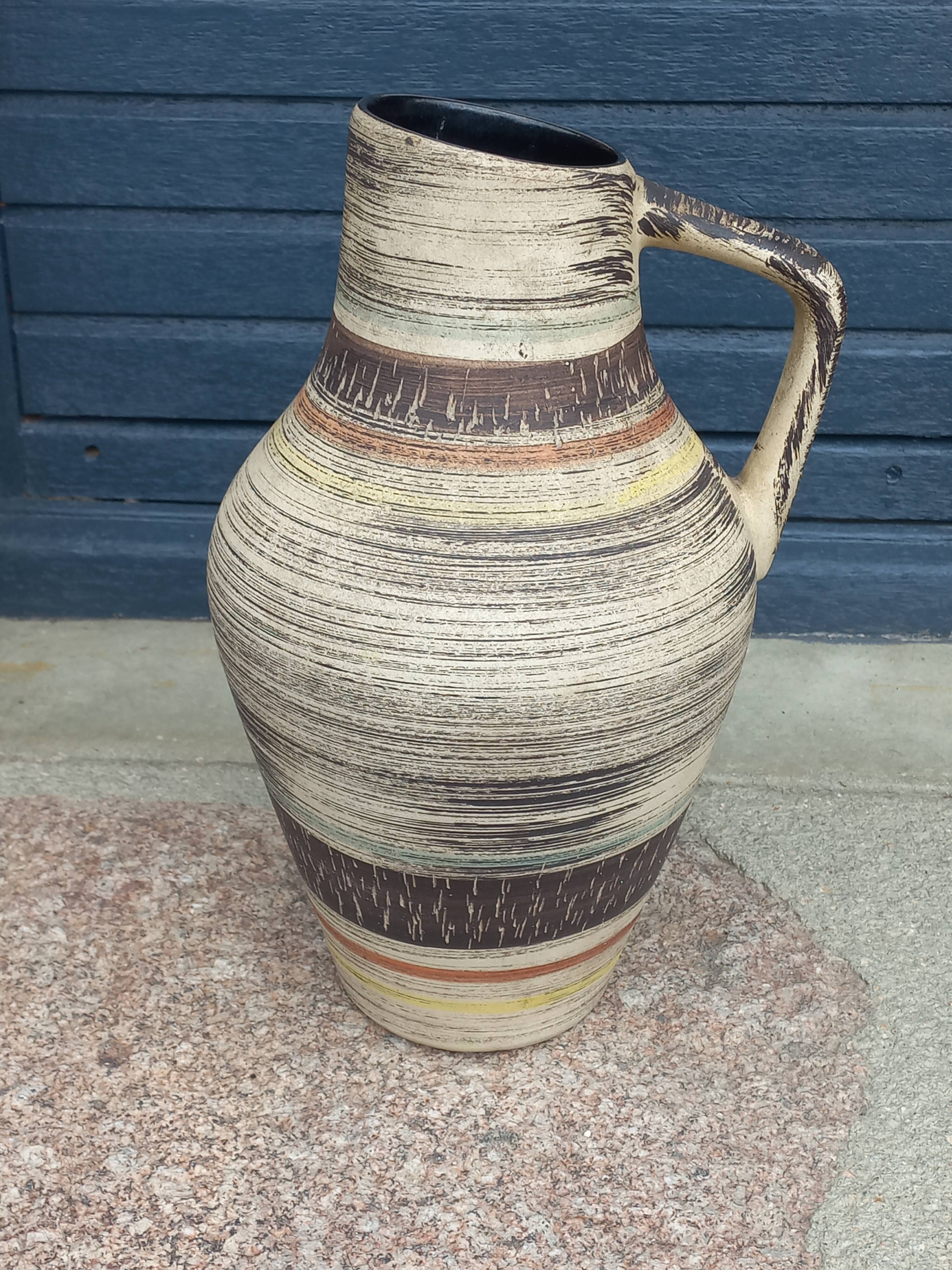 Vase cruche en céramique des années 60 multicolore et sacrifiée