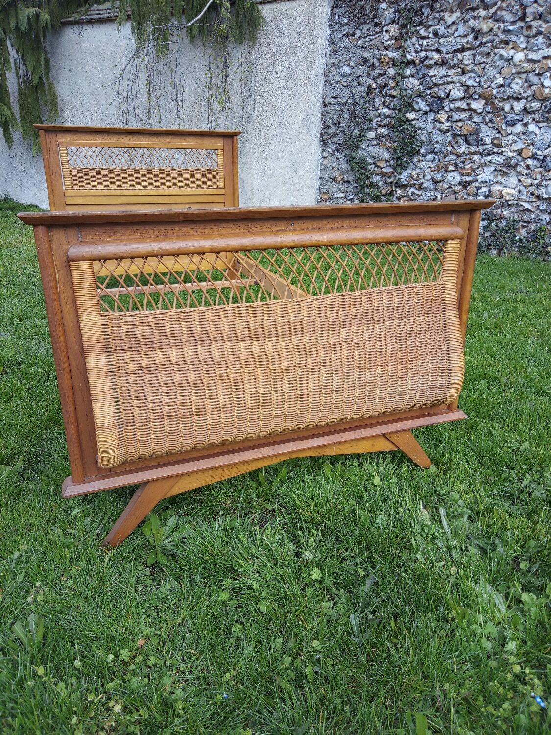 Bed 1 place wood and rattan