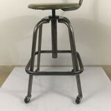 Adjustable workshop high chair and on wheels
