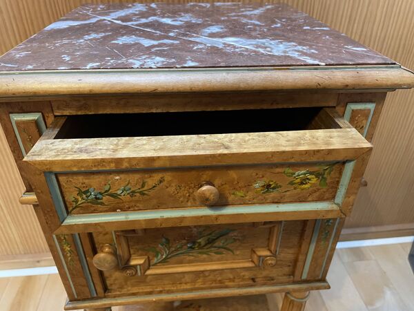 Table de chevet fin XIXe en loupe d’érable peint, plateau marbre