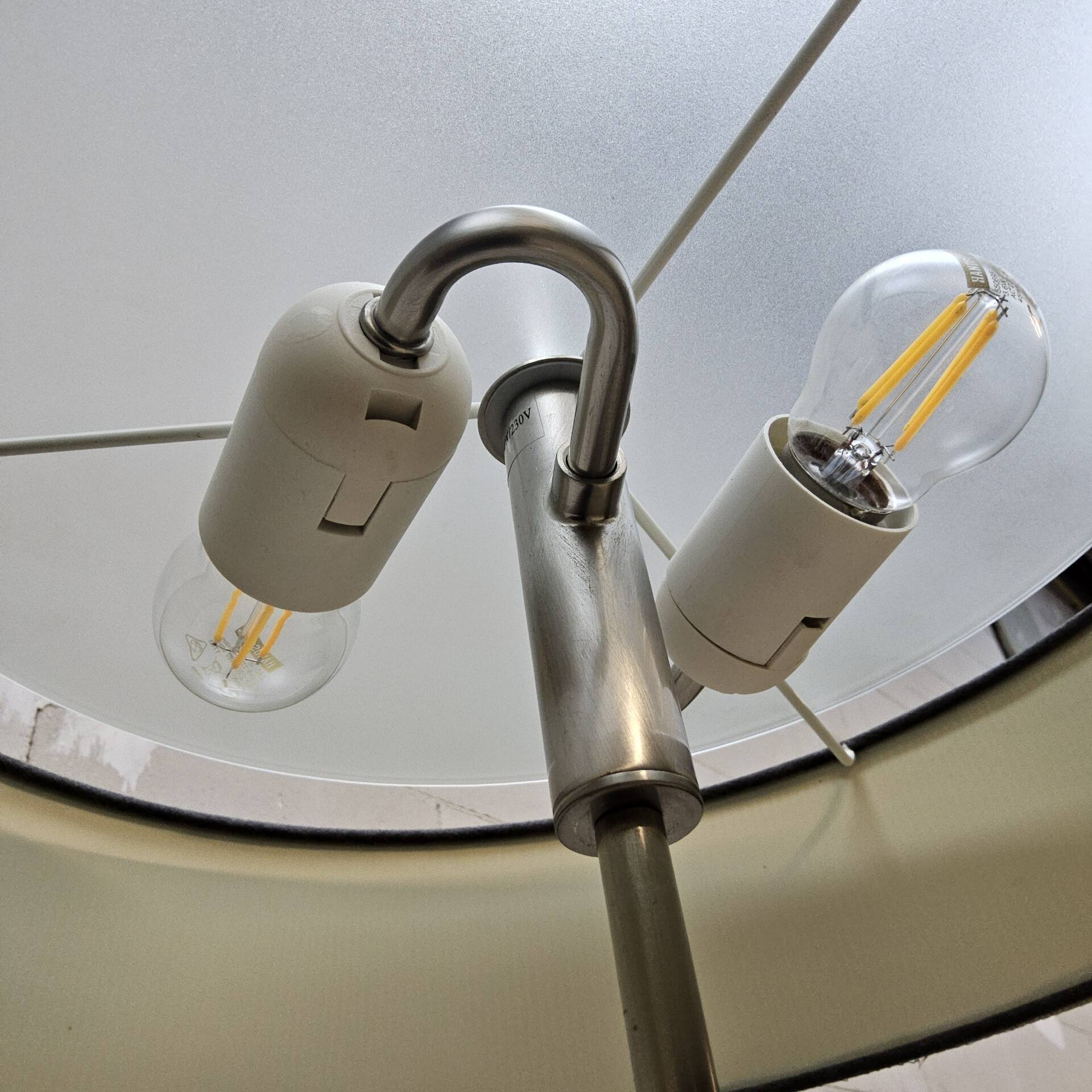 Lampe sur pied Van De Heg design chrome / abat-jour noir strié