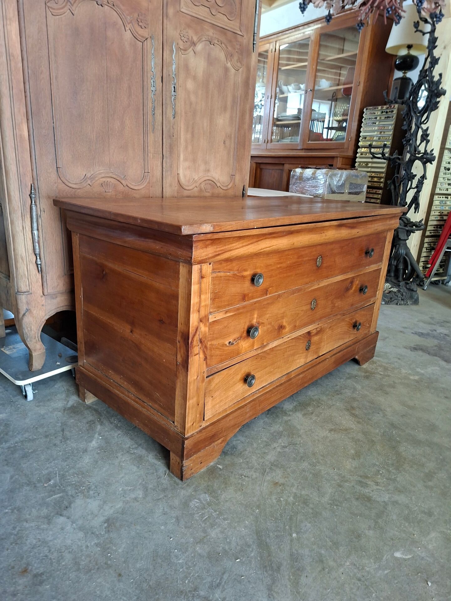 Louis Philippe 19th-century chest of drawers in solid walnut.