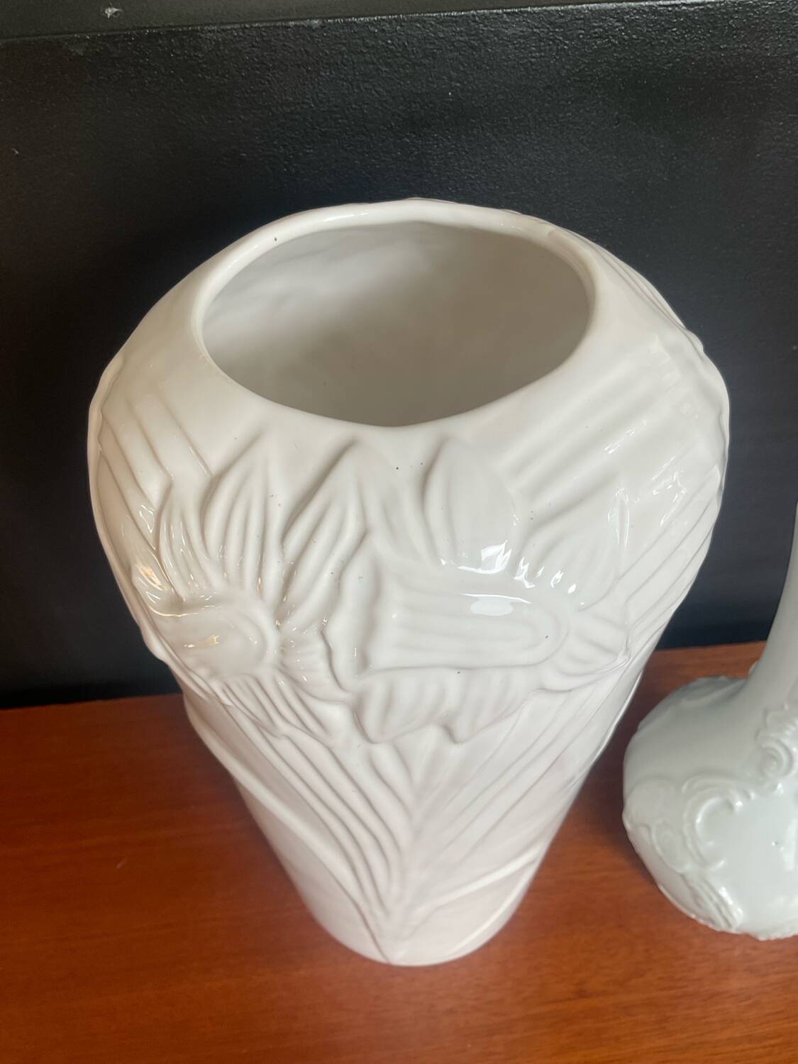A pair of vintage vases in glazed porcelain.