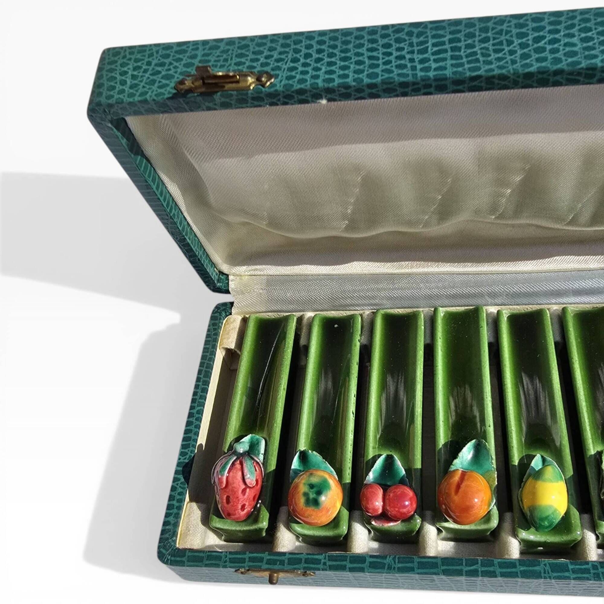 Service de table Vallauris — 12 porte-couteaux + 3 coupelles, céramique ver