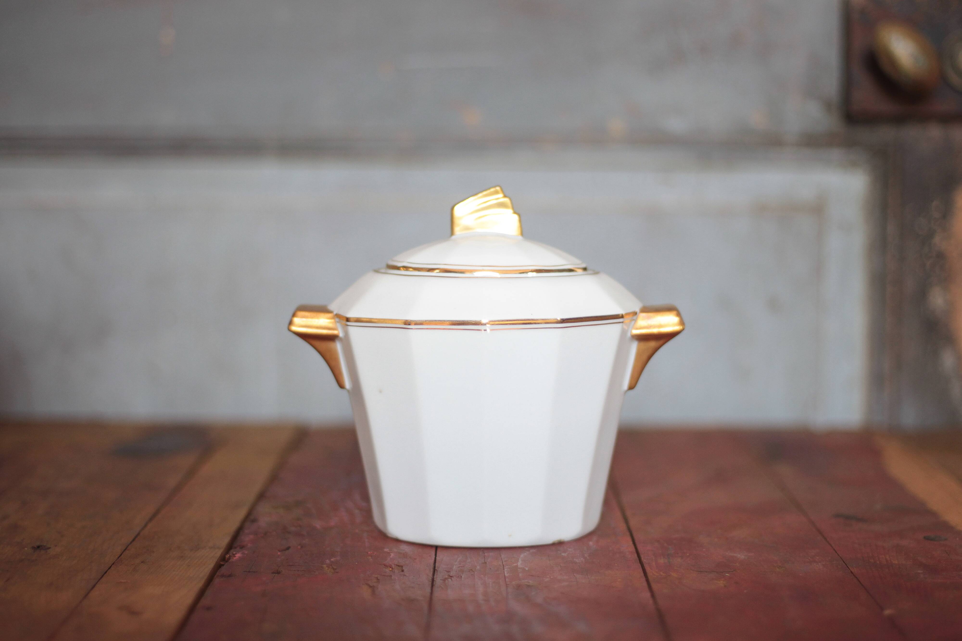 Art Deco porcelain tea service from Limoges, sugar bowl and milk jug, kitchen.
