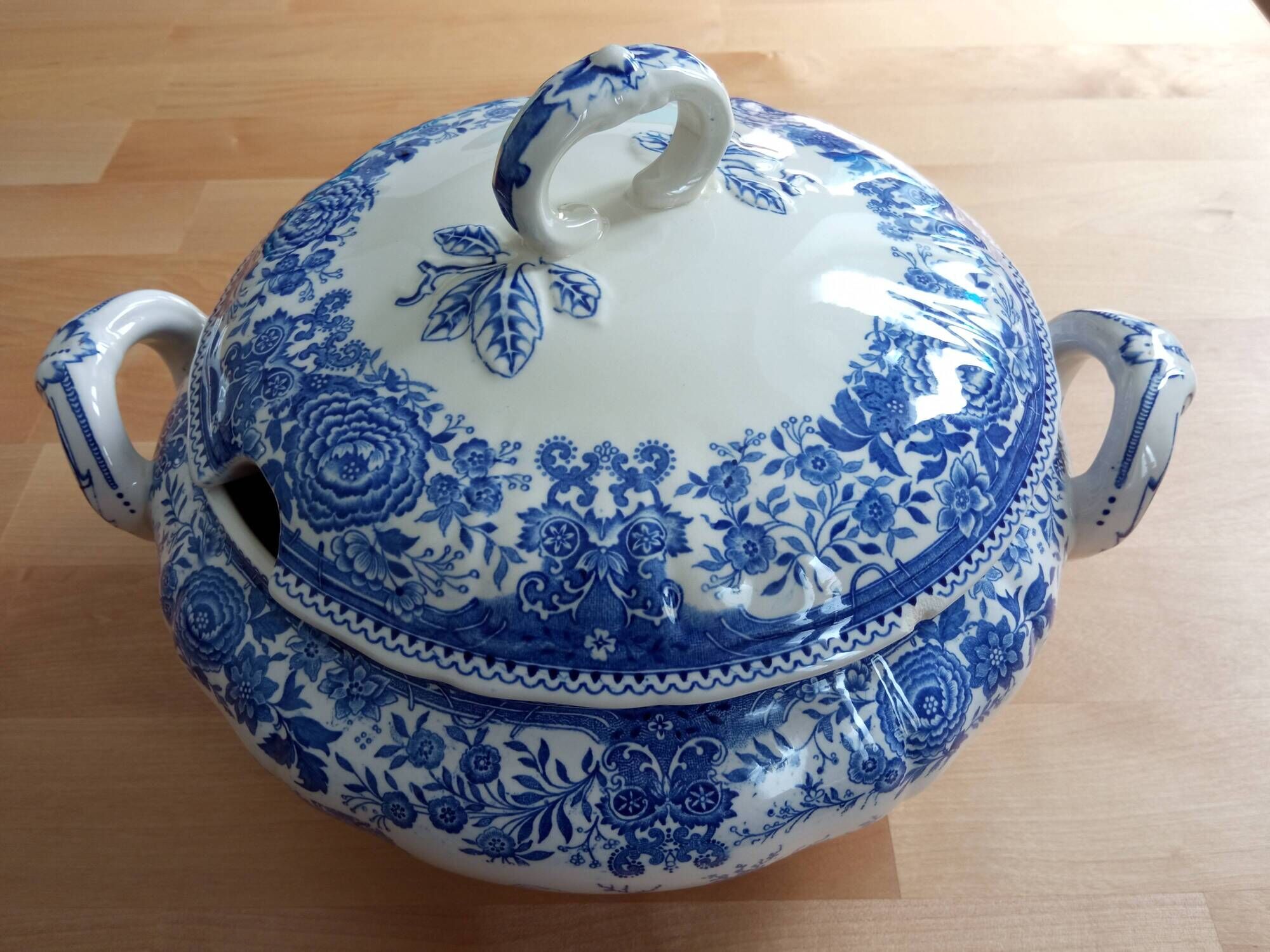 Superb retro soup tureen by Villeroy and Boch.