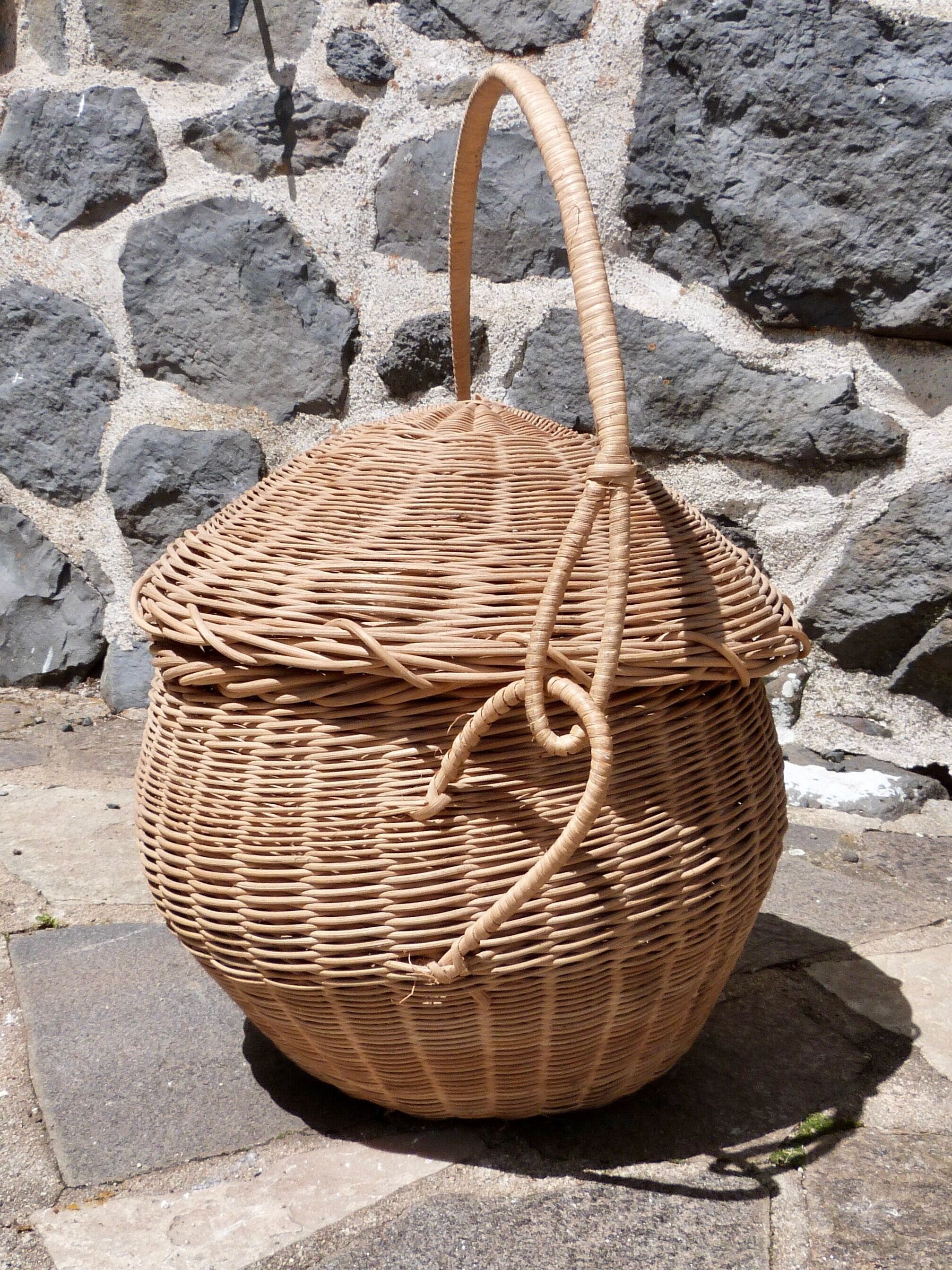 Round wicker basket with lid