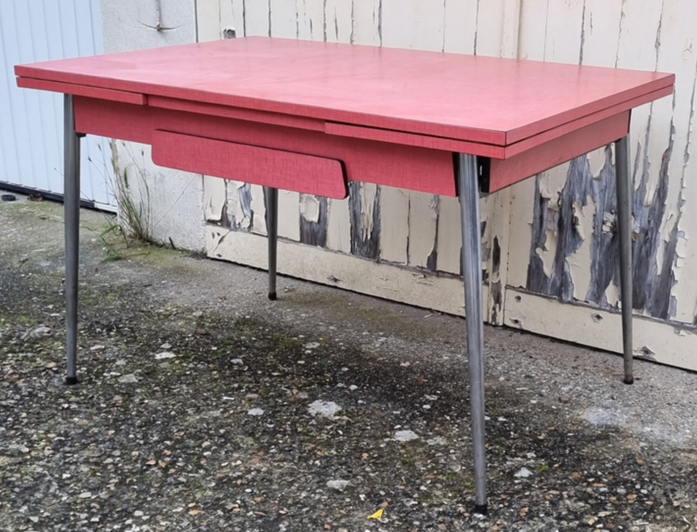 Red / pink formica table and its 4 chairs, vintage 70s.