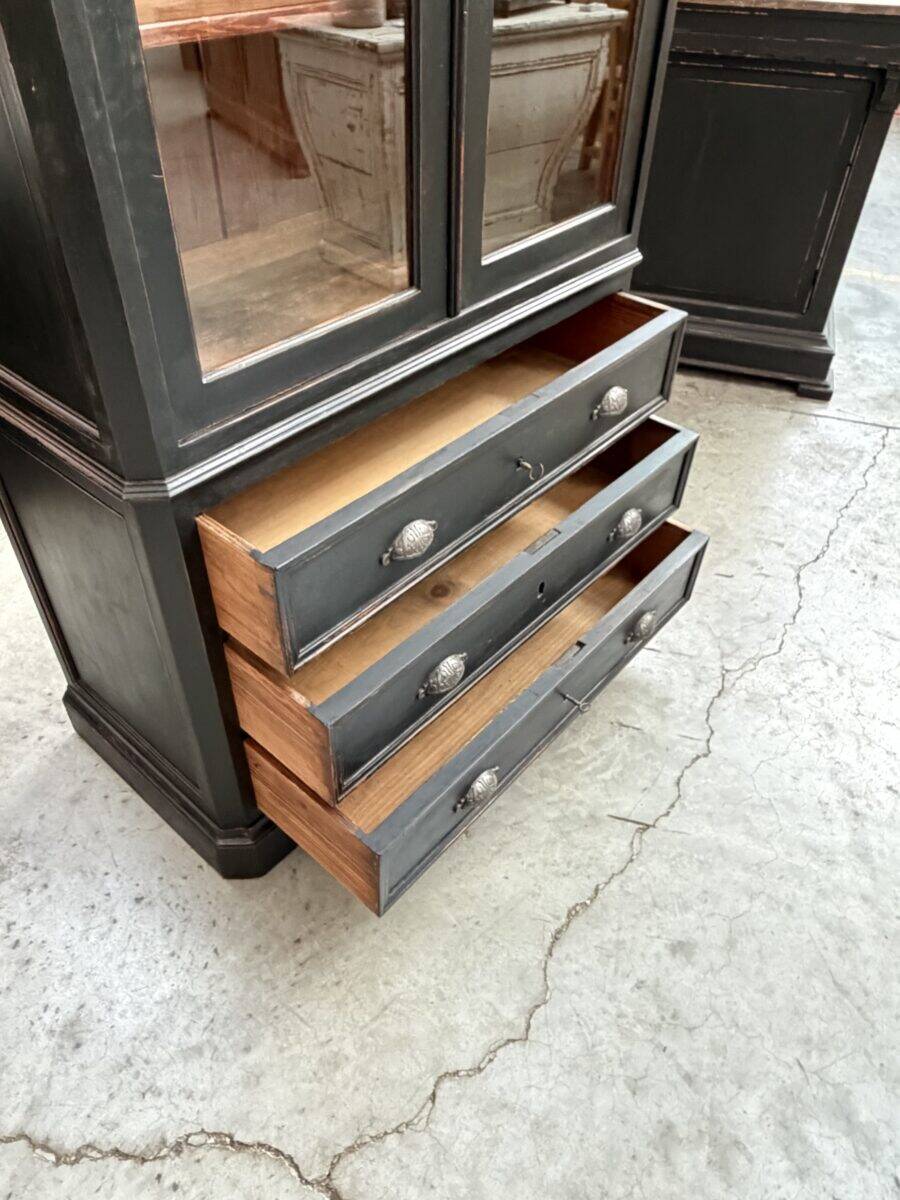 Display cabinet from the late 19th century.