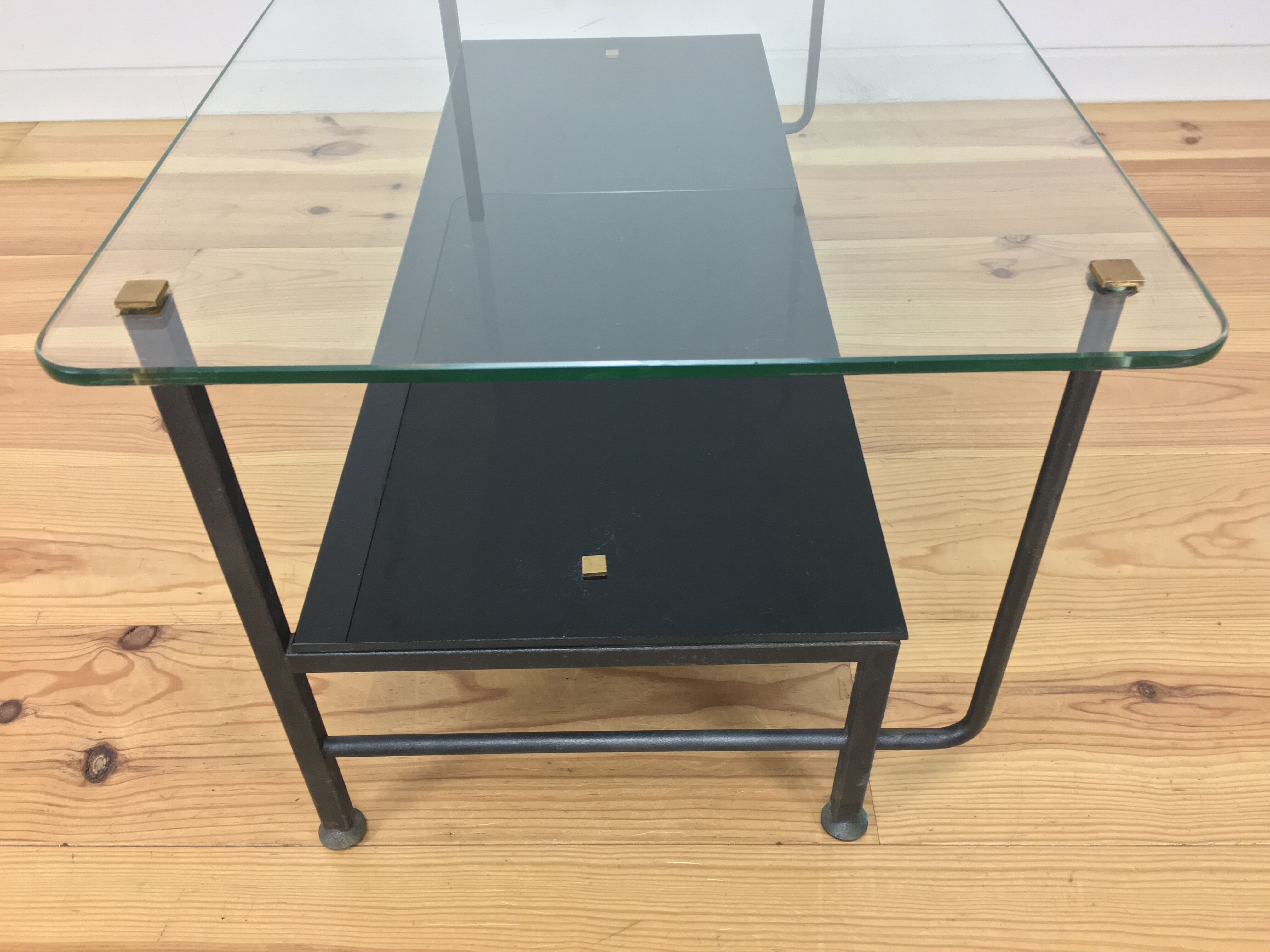 Table basse asymétrique années 50, verre et métal
