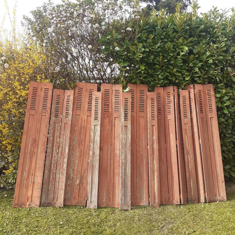 Volets anciens persiennes en parties hautes panneaux pliants bois massif