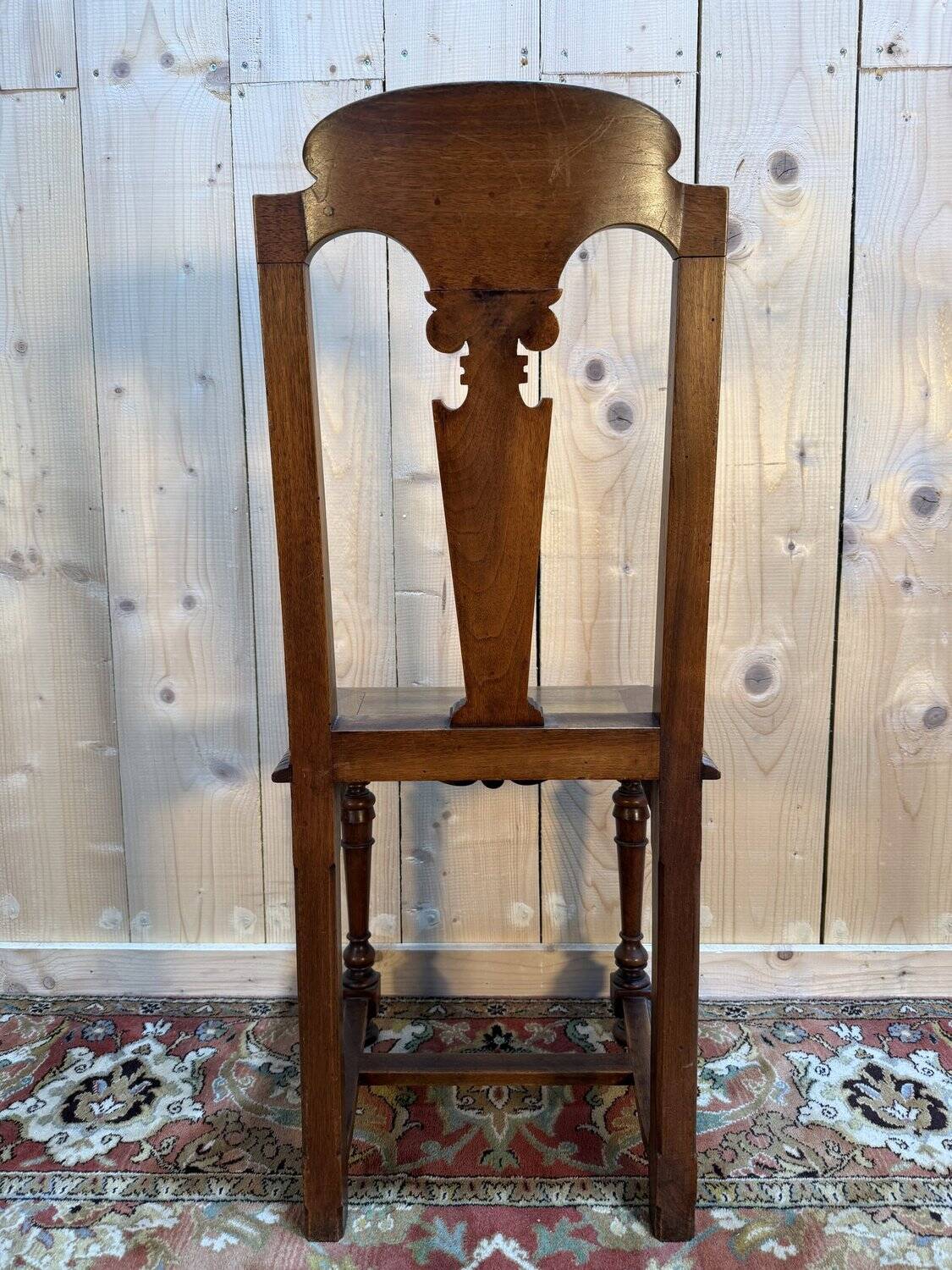 Suite de 8 chaises Néo-Renaissance en noyer