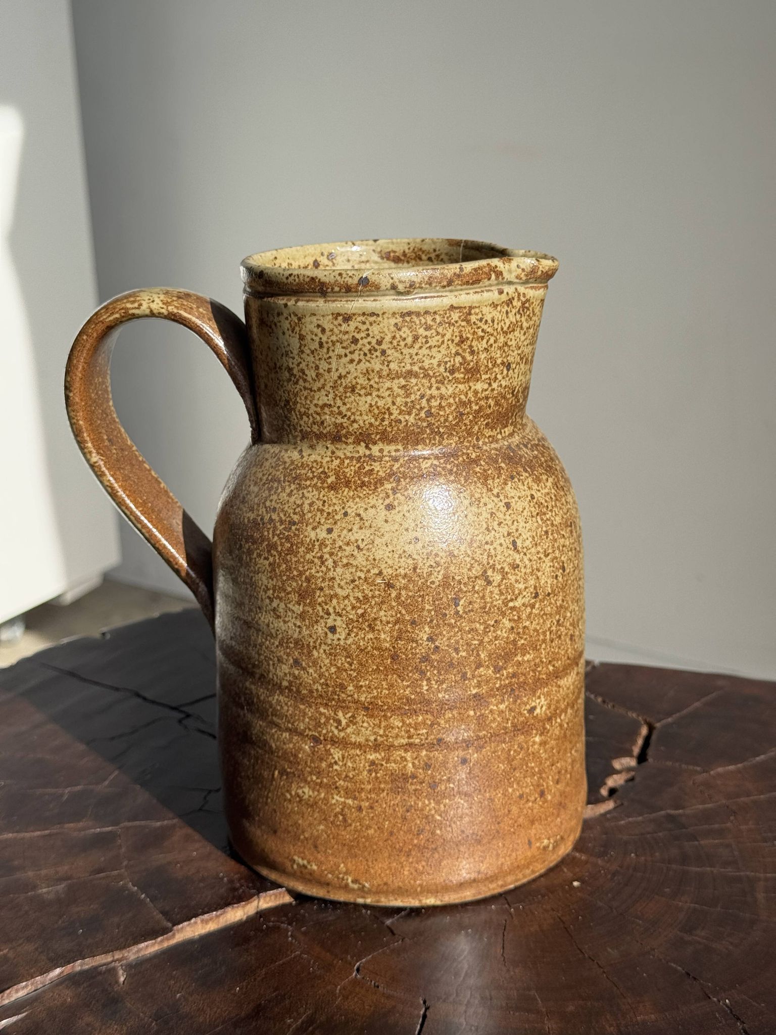 Grande carafe en grès mouchetée pas de marque au dessous H21