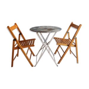 Table en métal et deux chaises pliantes en bois vintage