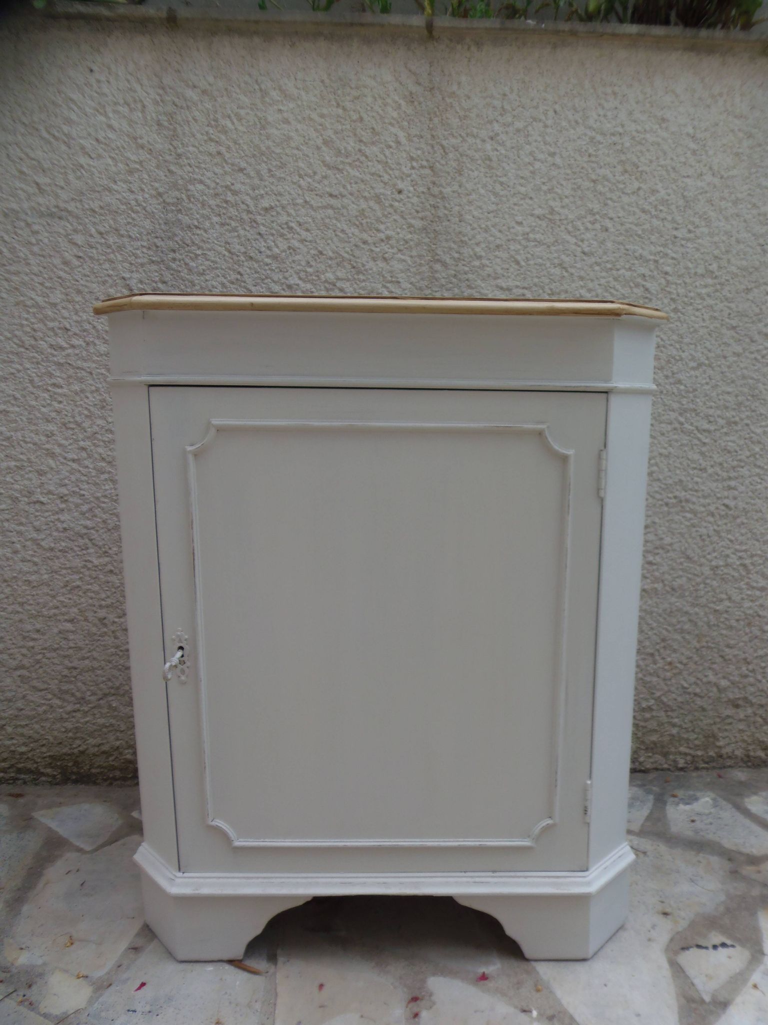 Vintage English corner cabinet sublimated in pearl grey.