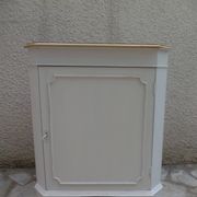 Vintage English corner cabinet sublimated in pearl grey.