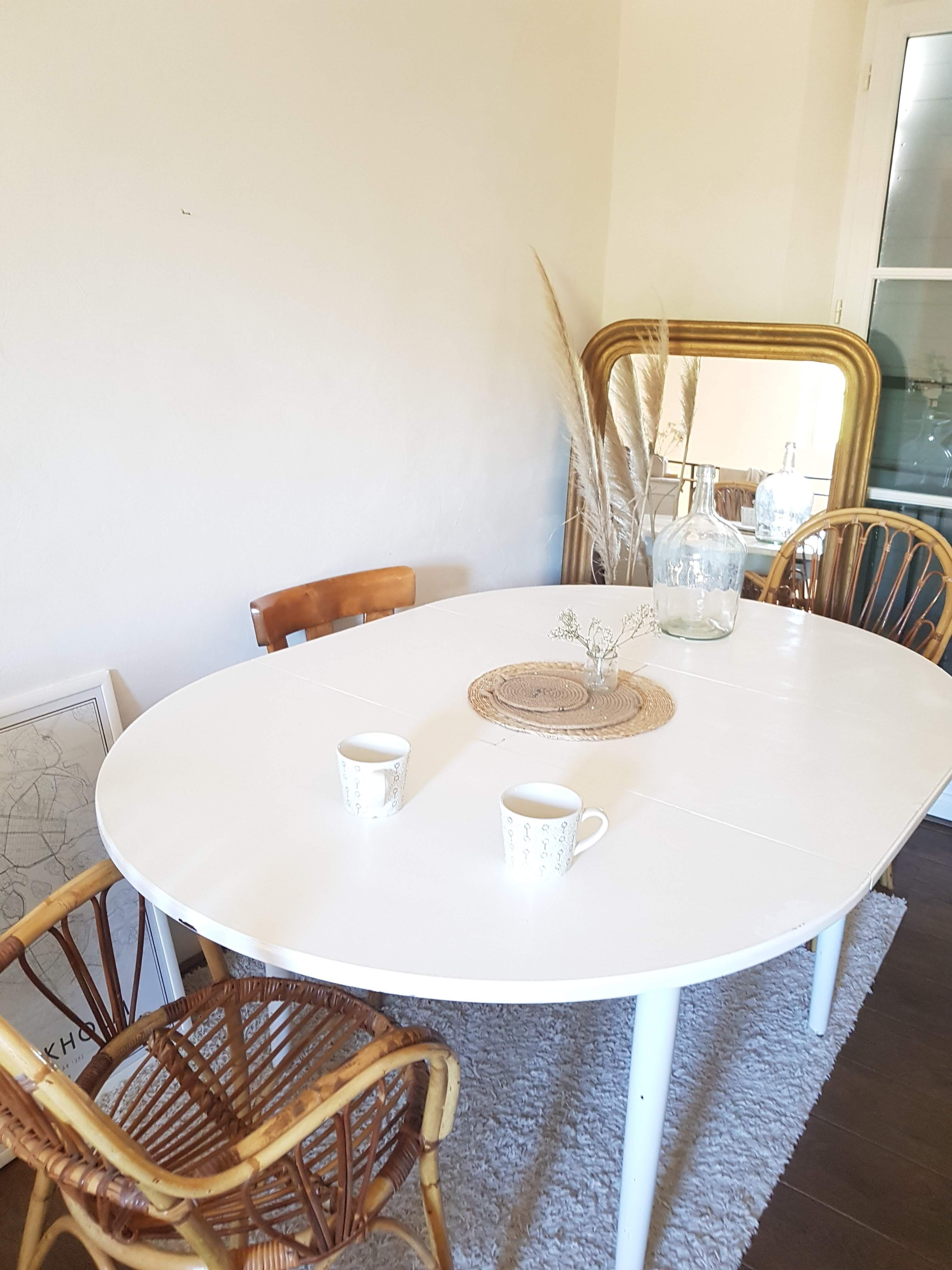 Scandinavian extendable table with butterfly extensions