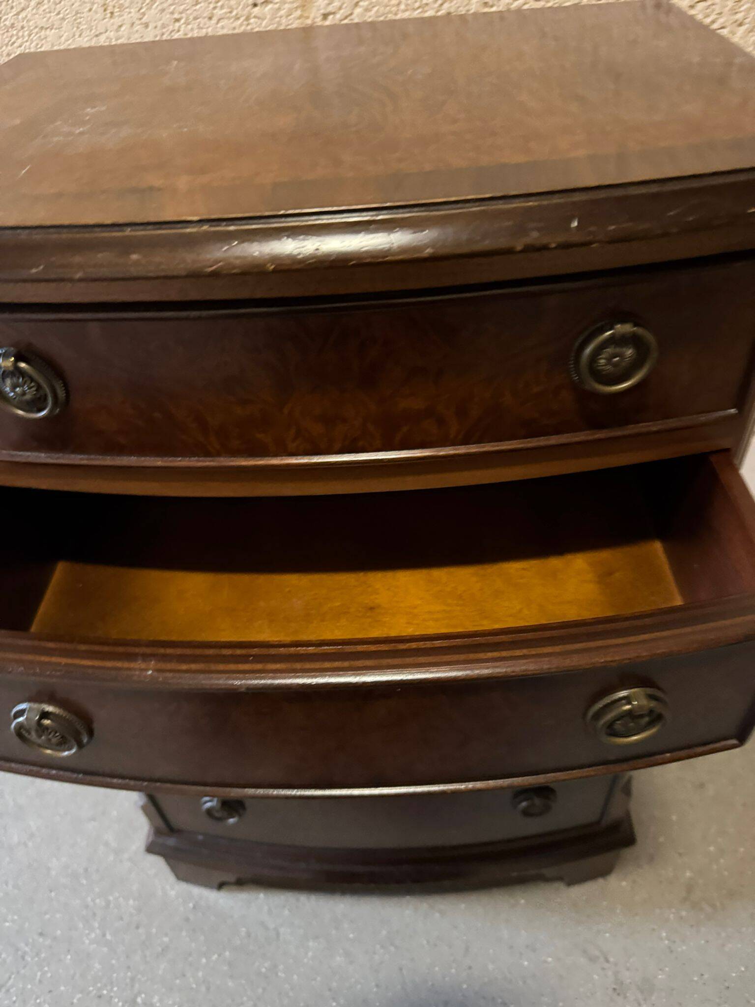Commode en noyer burr avec des joints à queue d'aronde.