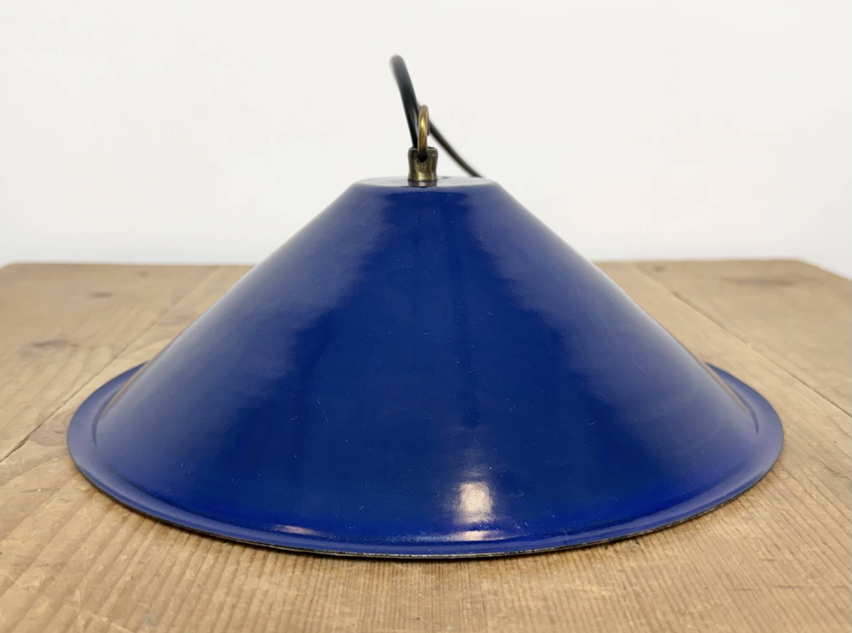 Lampe suspendue industrielle en émail bleu britannique, années 1950