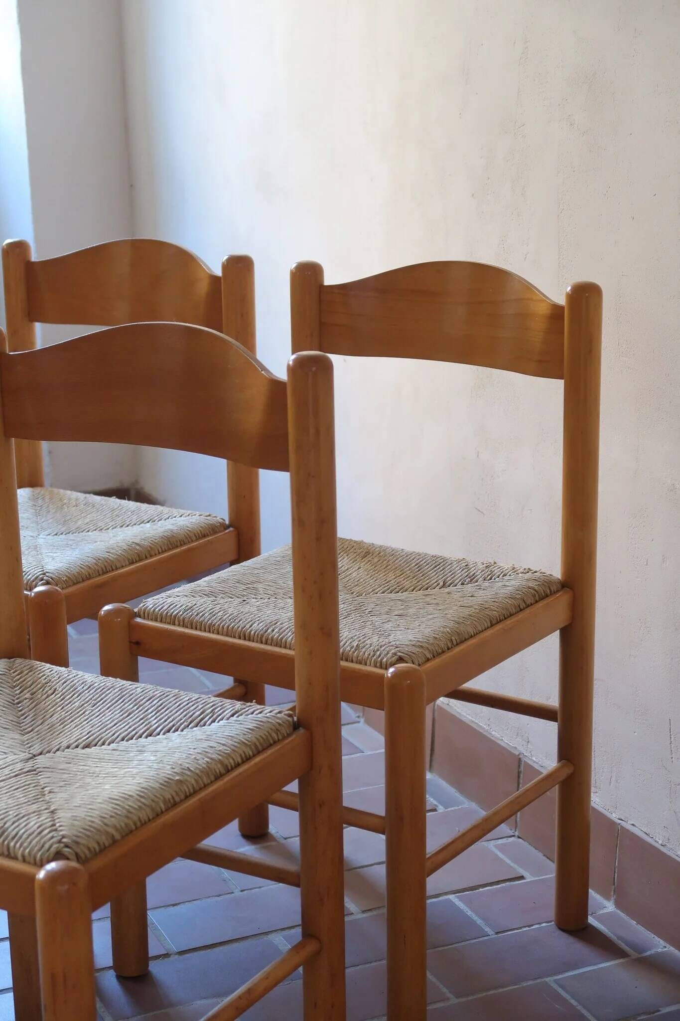 4 chaises en pin massif, assises paillées, dossier chantourné