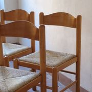 4 chaises en pin massif, assises paillées, dossier chantourné
