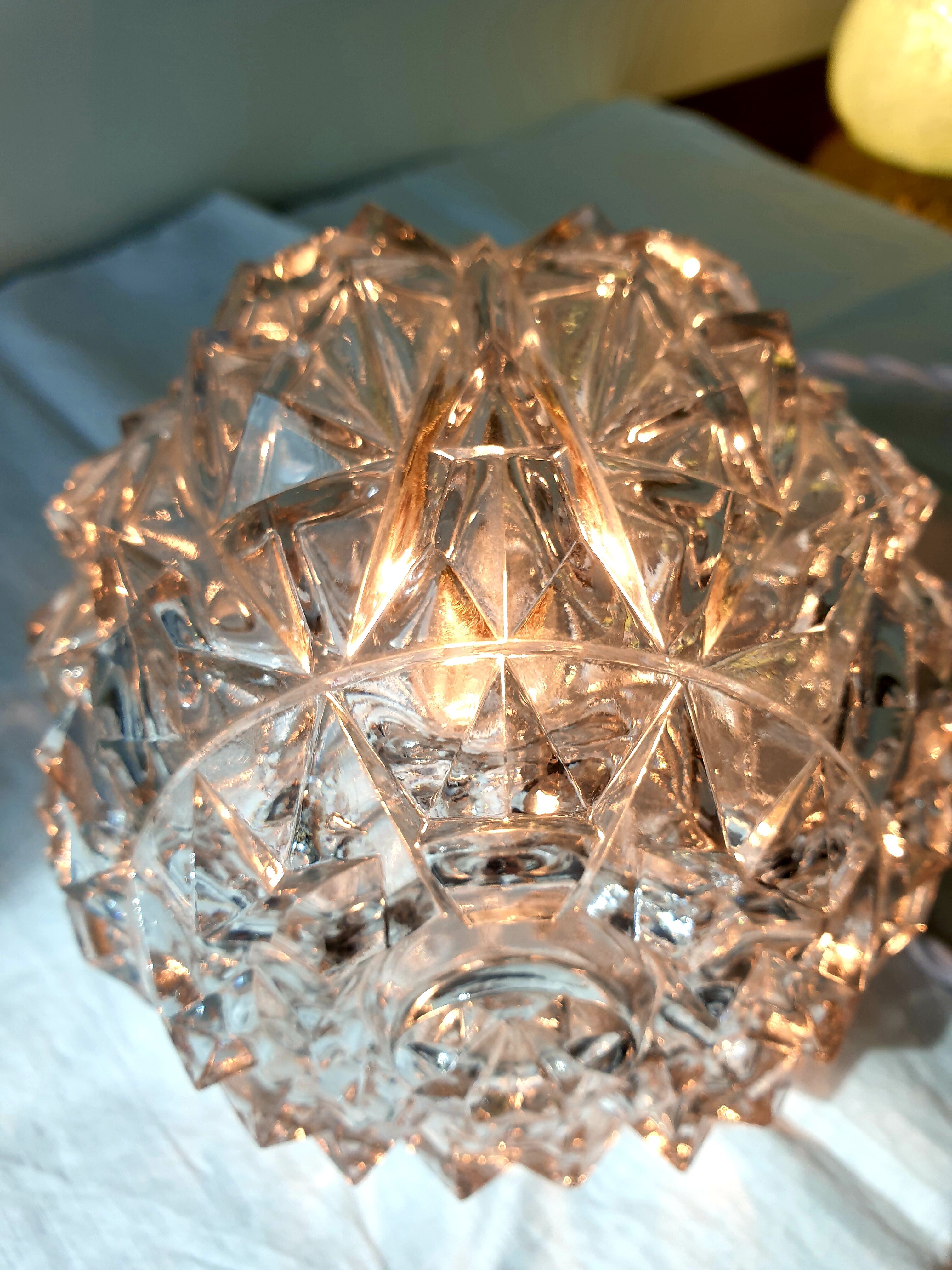 Balladeuse boule en verre ciselé