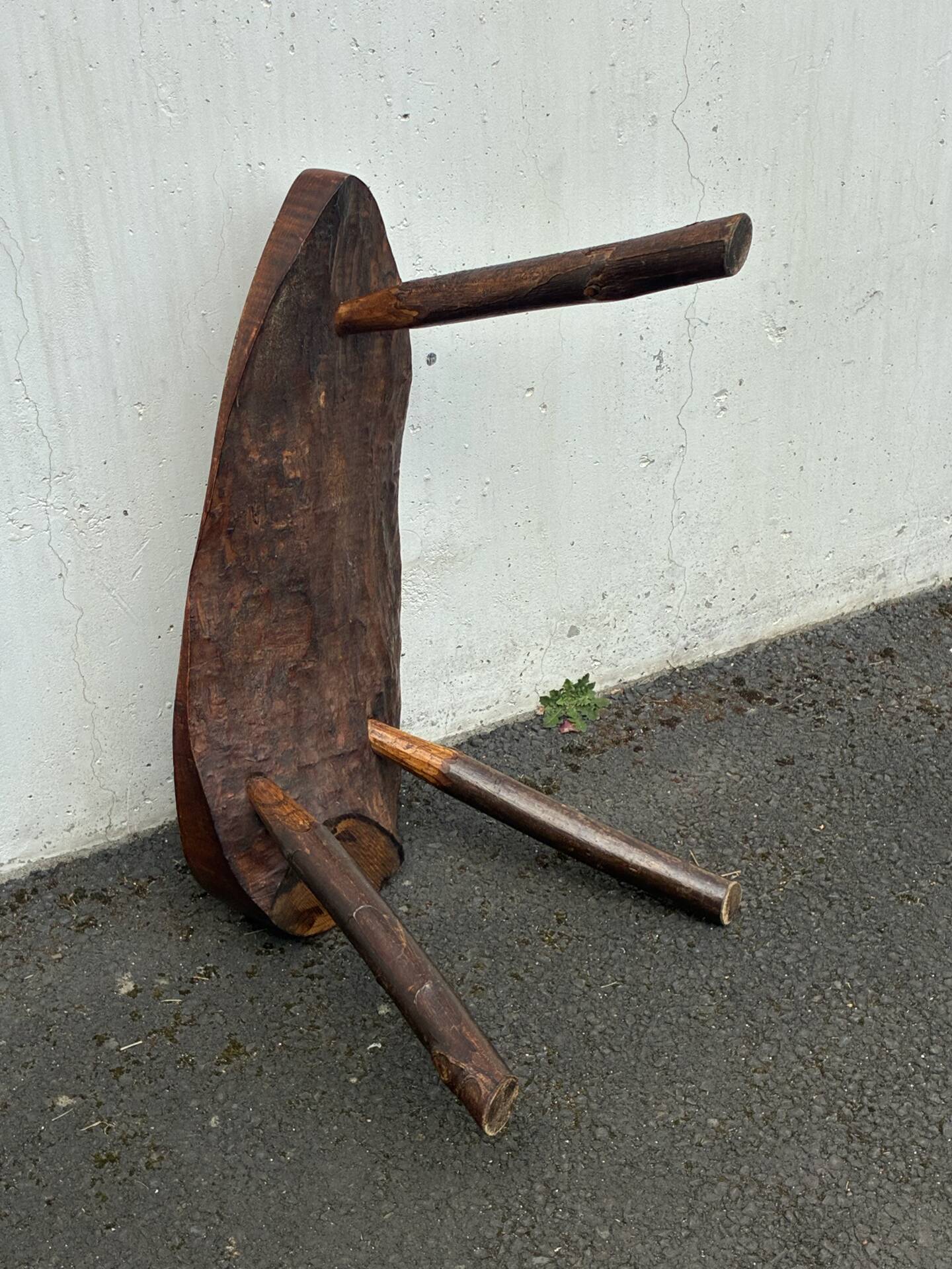 Table basse tripode brutaliste 