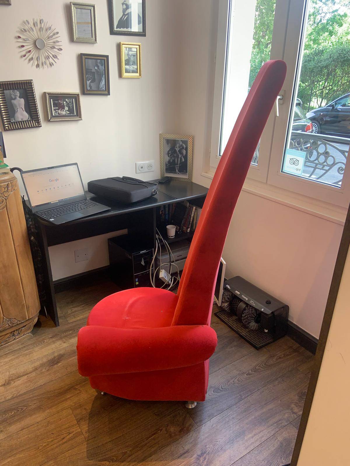 Fauteuil velours rouge asymétrique