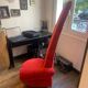 Fauteuil velours rouge asymétrique