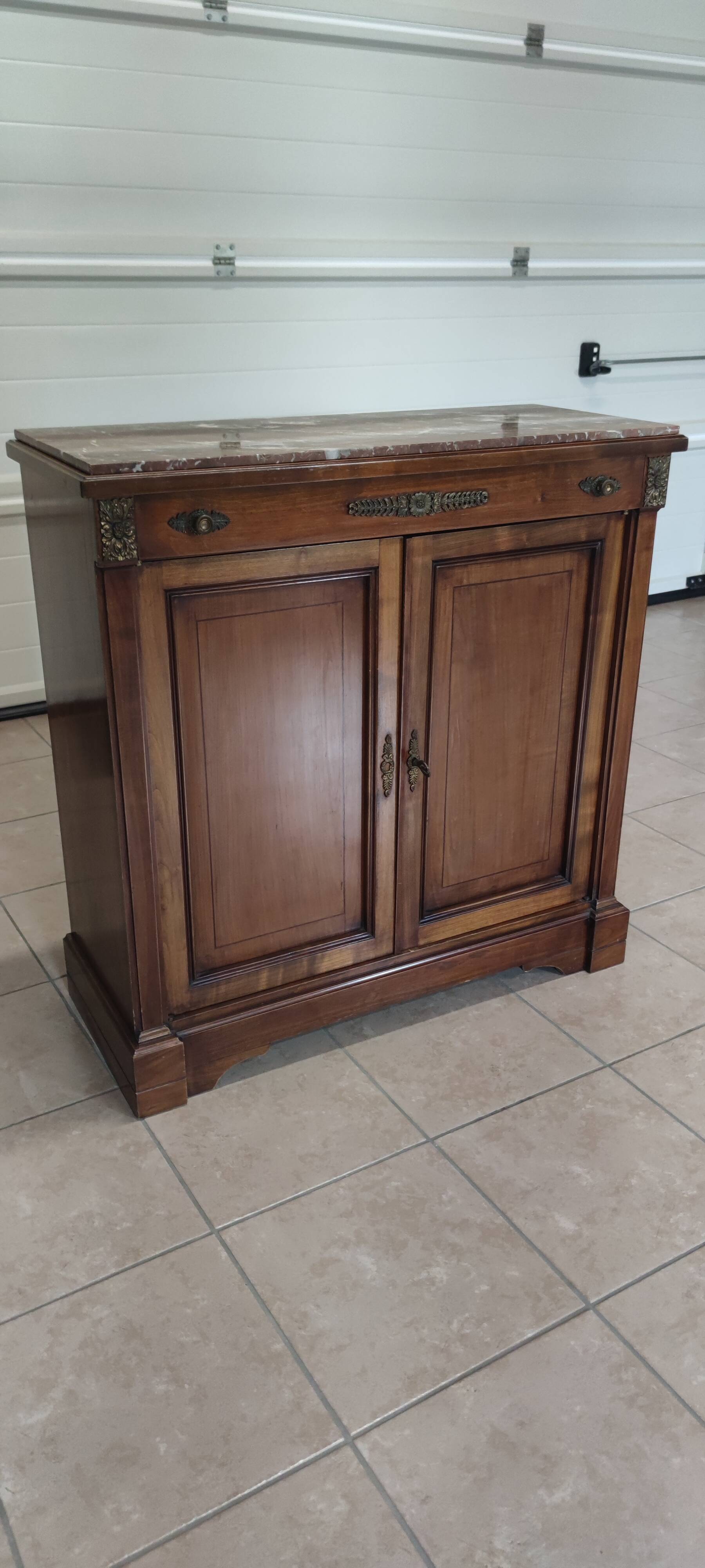Low shoe storage cabinet