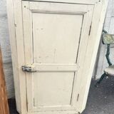 Encoignure ancienne en pin. Armoire d’angle