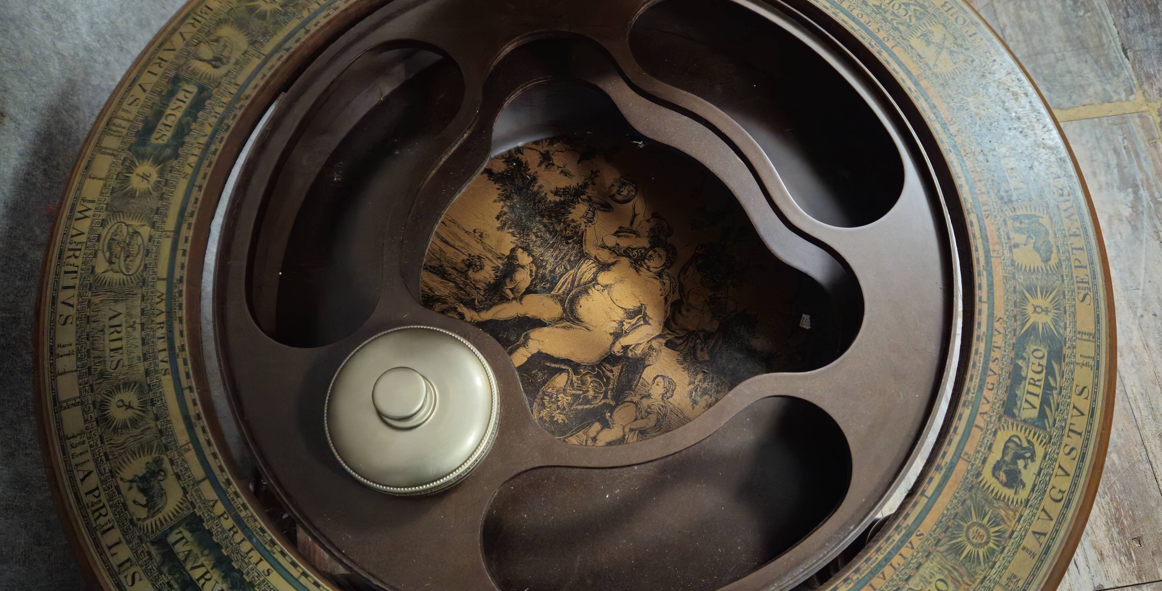 World map / standing globe bar, decorative work with an antique inspiration.