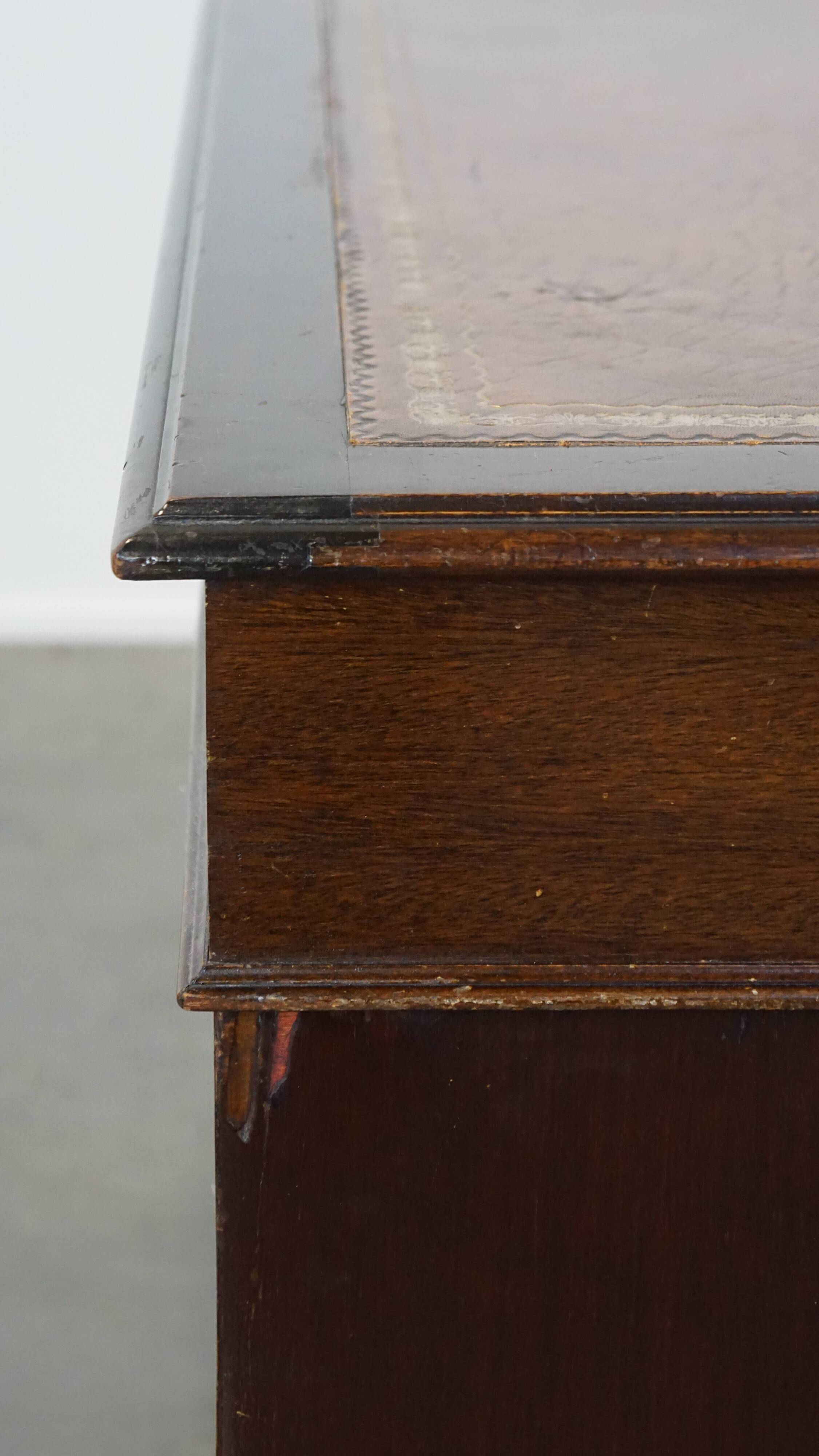 Bureau anglais 9 tiroirs en bois et cuir