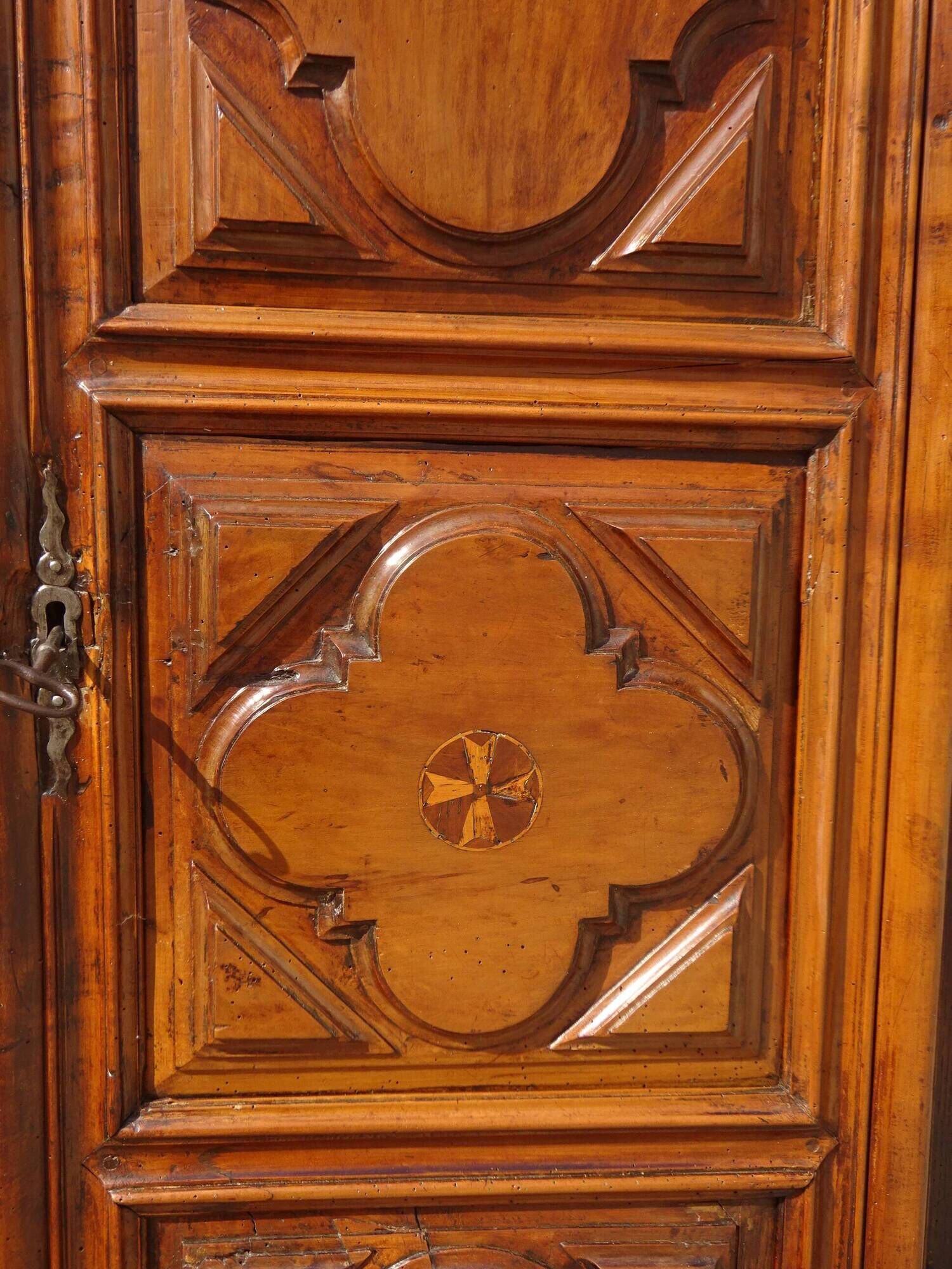 Ancienne armoire Louis XIII en noyer massif
