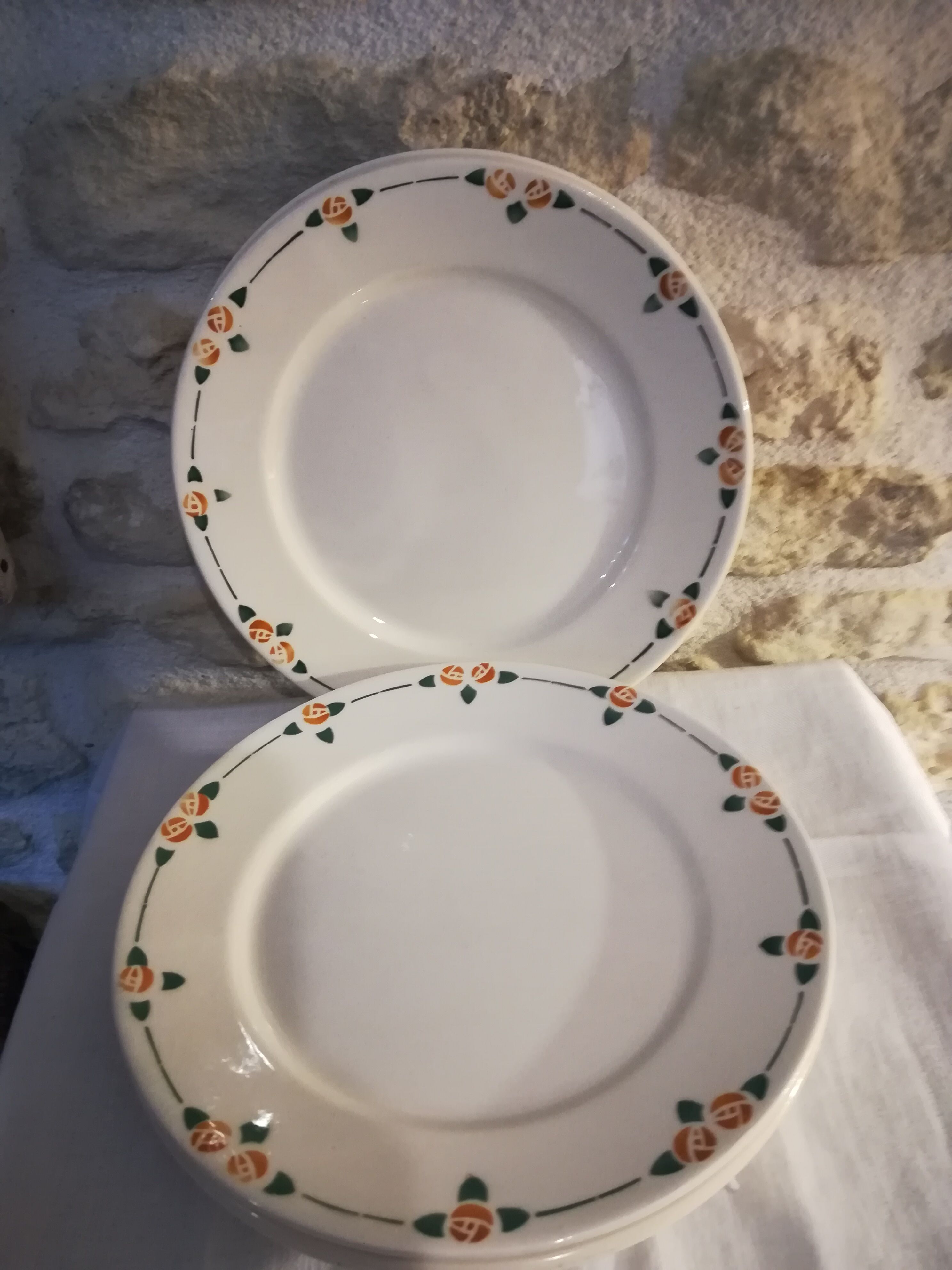 Six flat plates in faince Badonviller stylized flowers ochre and green