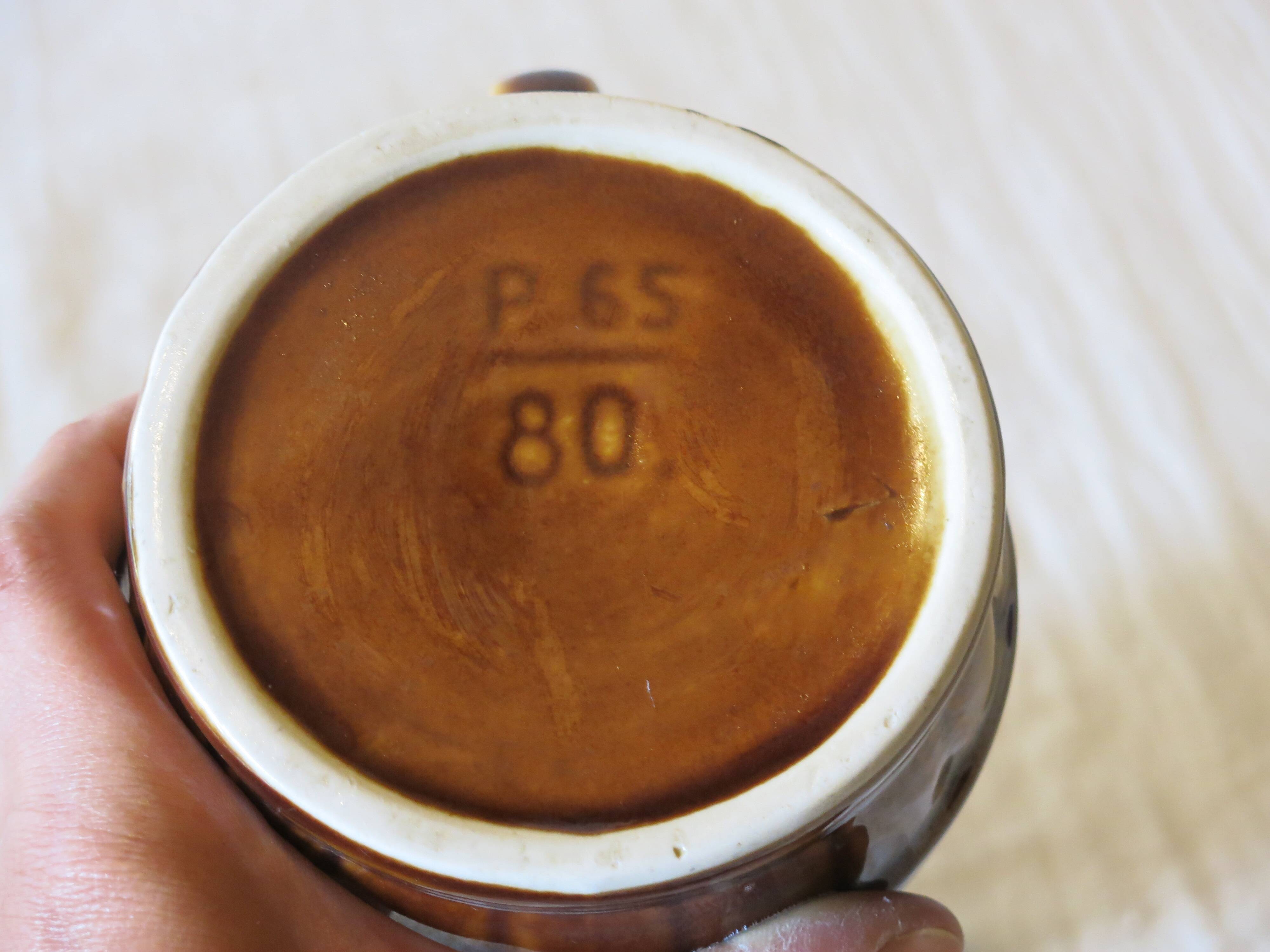 Très joli pichet à vin en très bon état