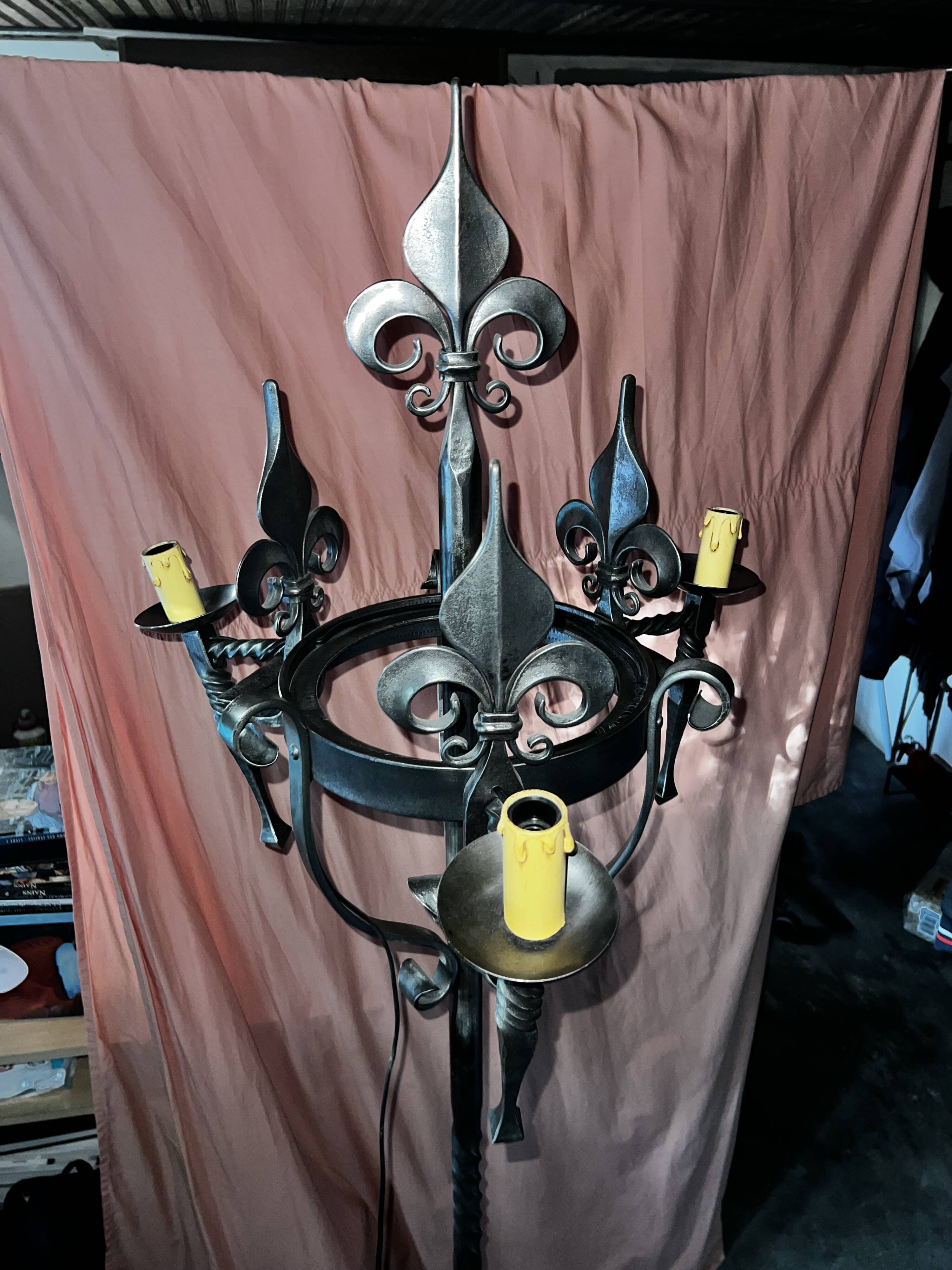 Lampadaire, de style médiéval, en fer fogé