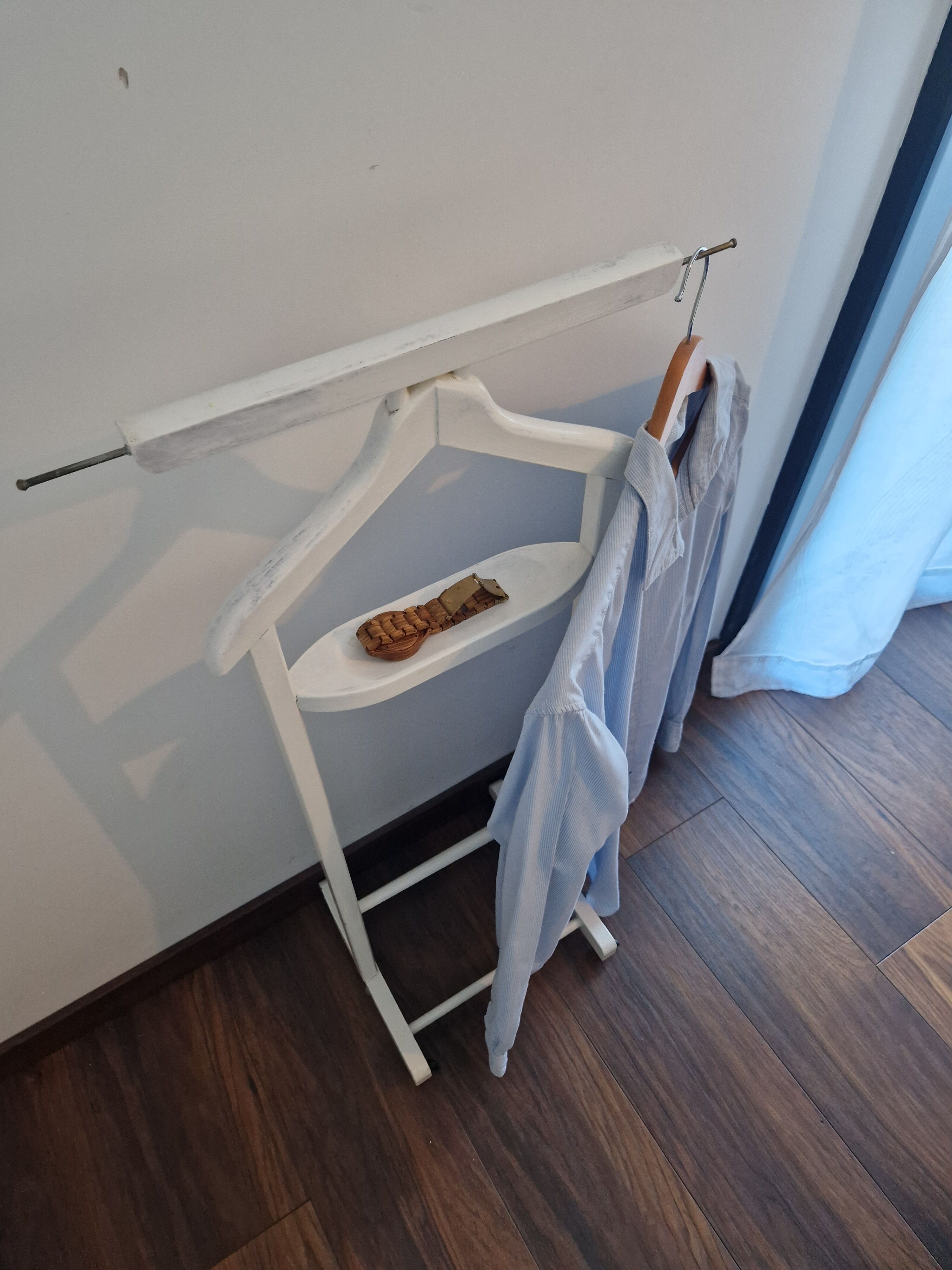 Shabby chic wooden valet