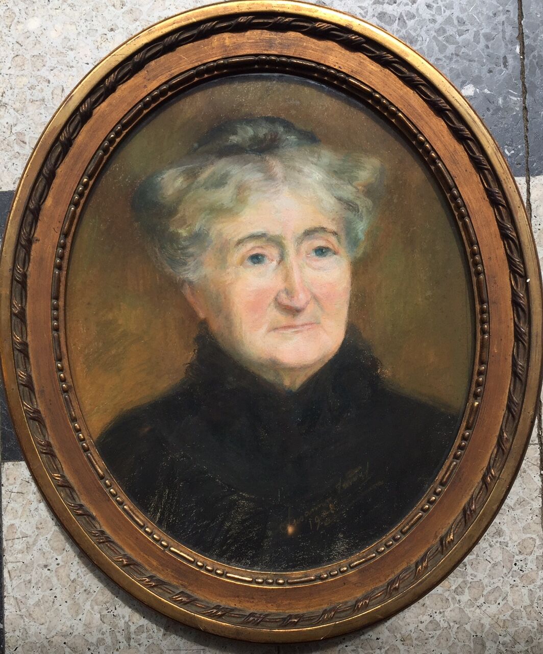 Painting portrait of a woman