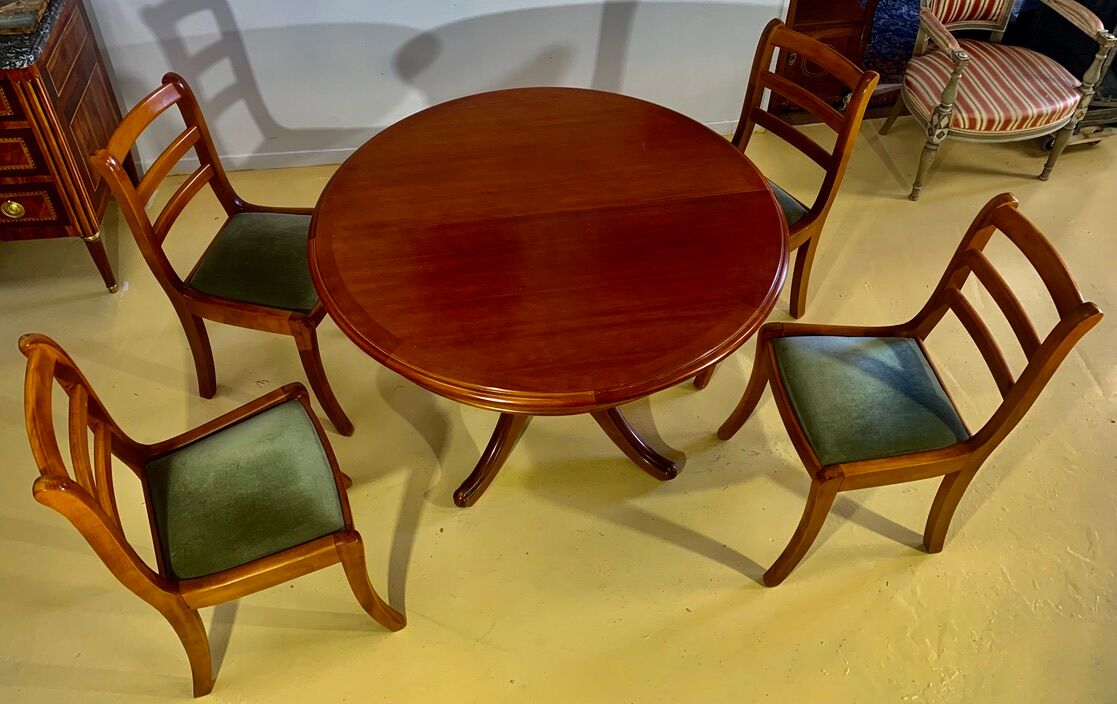 Round or oval table with four chairs in solid cherry, with extensions
