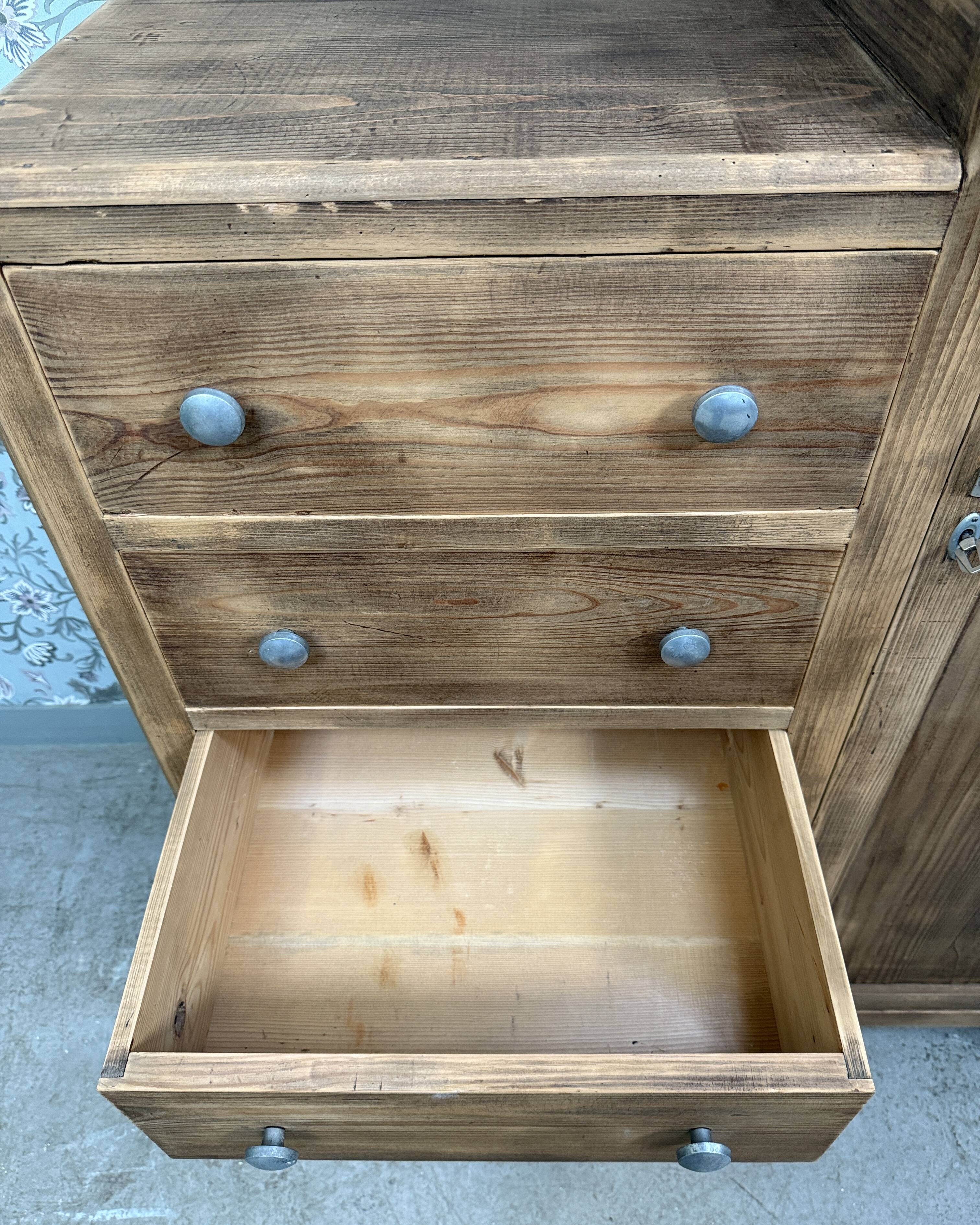 Armoire asymétrique art déco (rénovée)