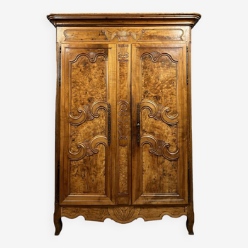 Armoire Bressane de mariage en noyer et  loupe de frêne style Louis XV vers 1780