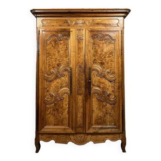 Armoire Bressane de mariage en noyer et  loupe de frêne style Louis XV vers 1780