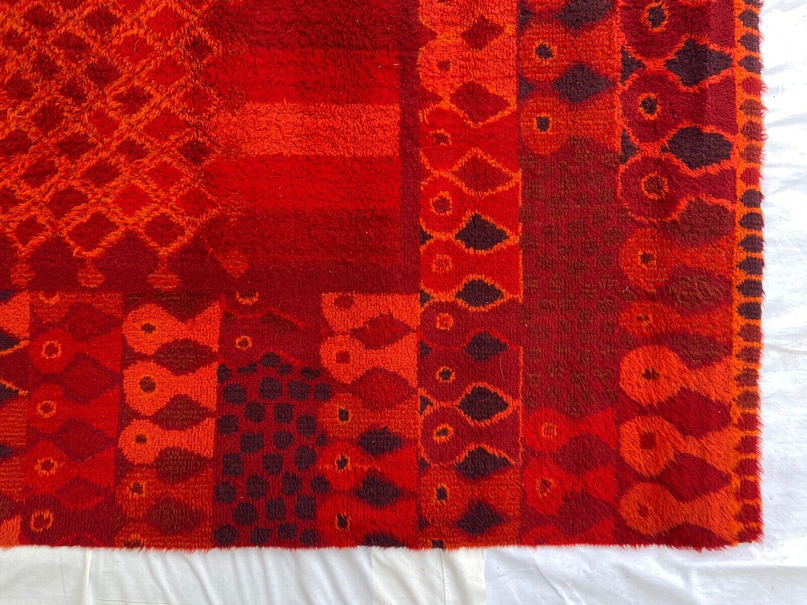Carpet 1970 pop design geometric red background wool 229 cm x 170 cm