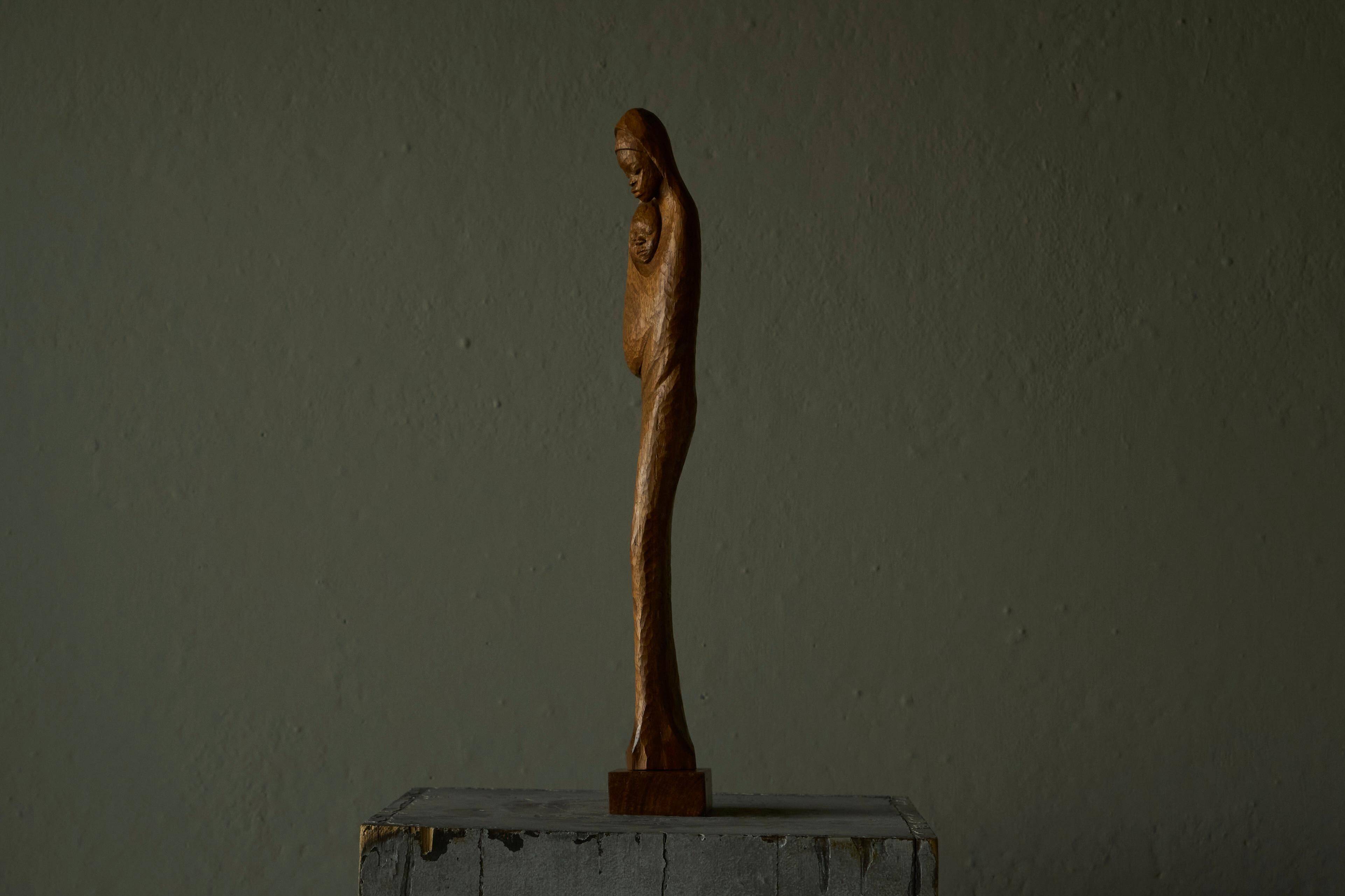 Sculpture of a woman and child in hand-carved wood, mid-20th century.
