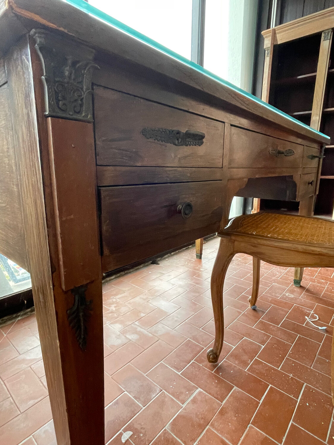 Double-sided administrative desk in oak.