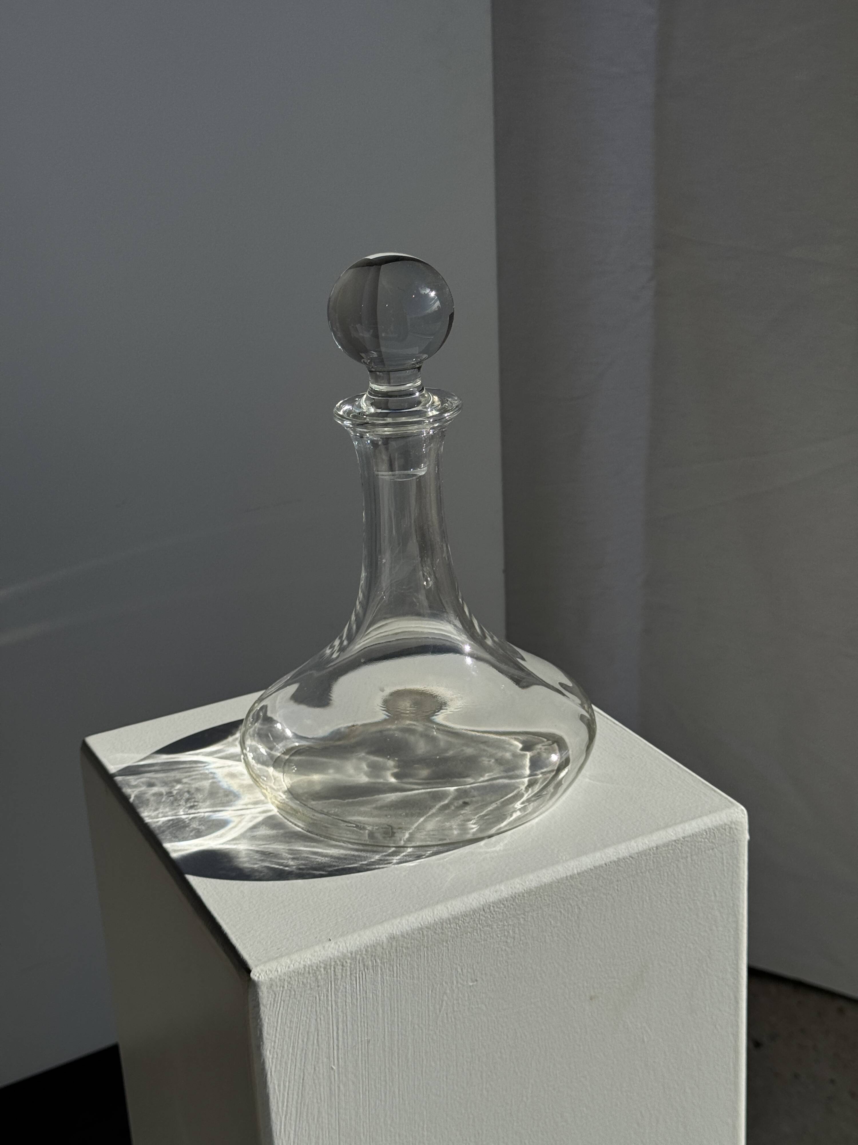 Vintage decanter with round stopper H27