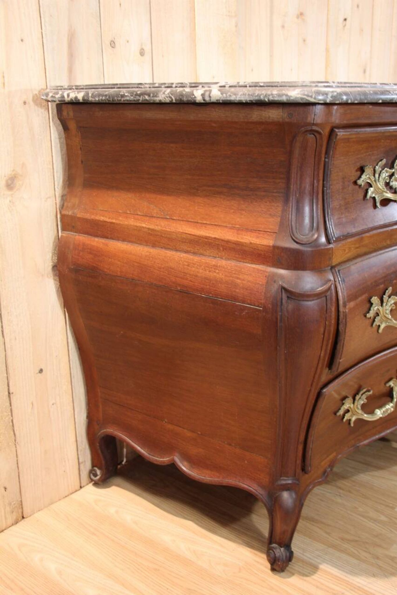Commode tombeau début XVIIIème en acajou , travail de port